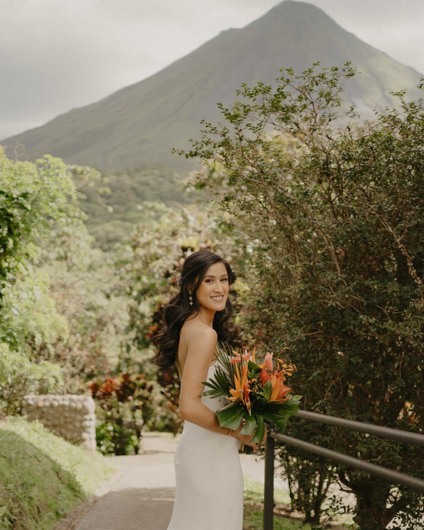 Every detail planned to perfection by our beautiful bride @gabbynguyener and her wonderful planner @bluebutterflyeventscr at @arenalkioro and @hotelloslagosarenal Hair and Makeup by @isa_beauty_makeup DJ @djguana_cr Firedancers @baktun_circus_and_fir