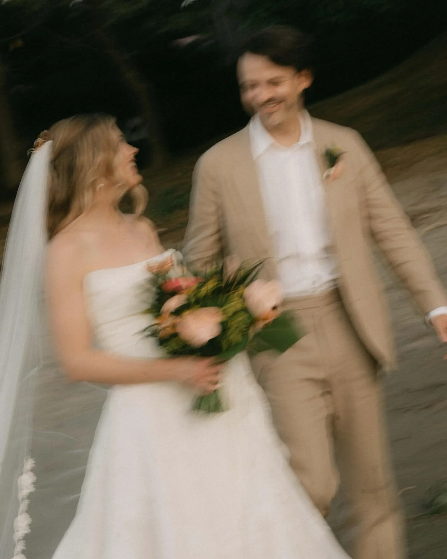 A few snaps from this awesome celebration at @villabuenaonda, planned by @uniquecocr. Florals by @yulisgarden Rentals by @costamesaeventrentals Cocktails by @cocktails_cr Lighting @lxproduccionescr DJ @fransotodj #destinationwedding #costaricawedding