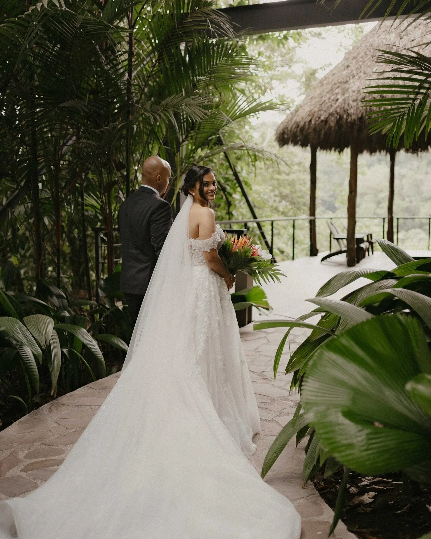 Not your everyday backdrop 🌋 La Fortuna never ceases to amaze me! A special intimate day with beautiful people Y&amp;E ❤️ planned by @bluebutterflyeventscr Hair &amp; Makeup @isa_beauty_makeup Decor/Florals @losprimosdesigns Venue @hotelloslagosaren