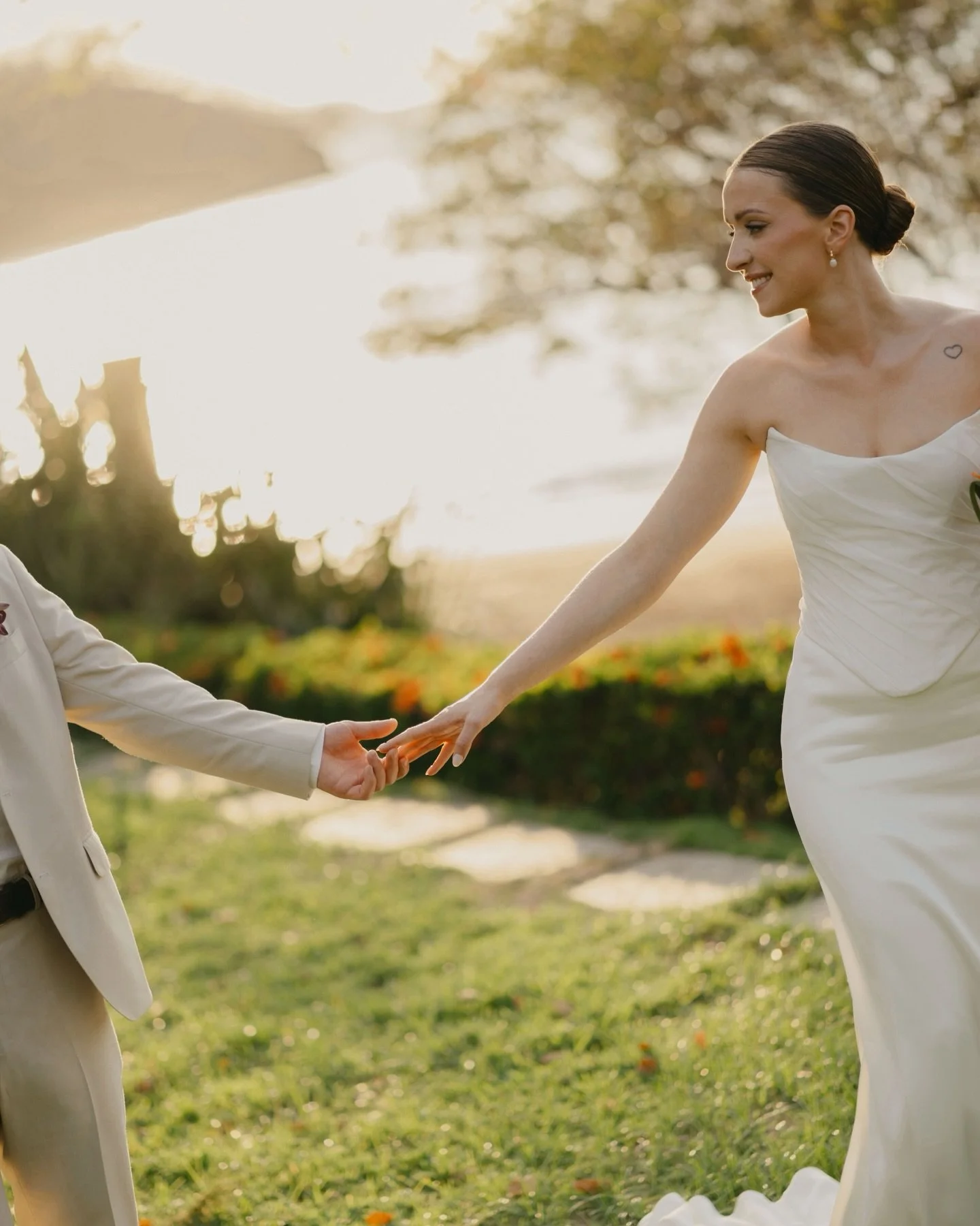 Sunset vibes at @secretspapagayo with R&amp;B 🤍 
#costaricawedding #destinationweddingphotography #destinationwedding