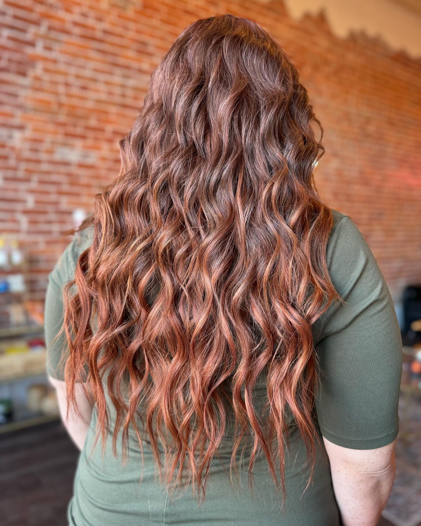 A GORGEOUS natural copper and 22&rdquo; extensions 🤩 Of course i forgot a before picture for this epic transformation! But thank goodness my client had one I could use.
