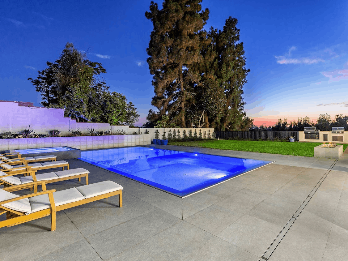 Custom Pools and Spa