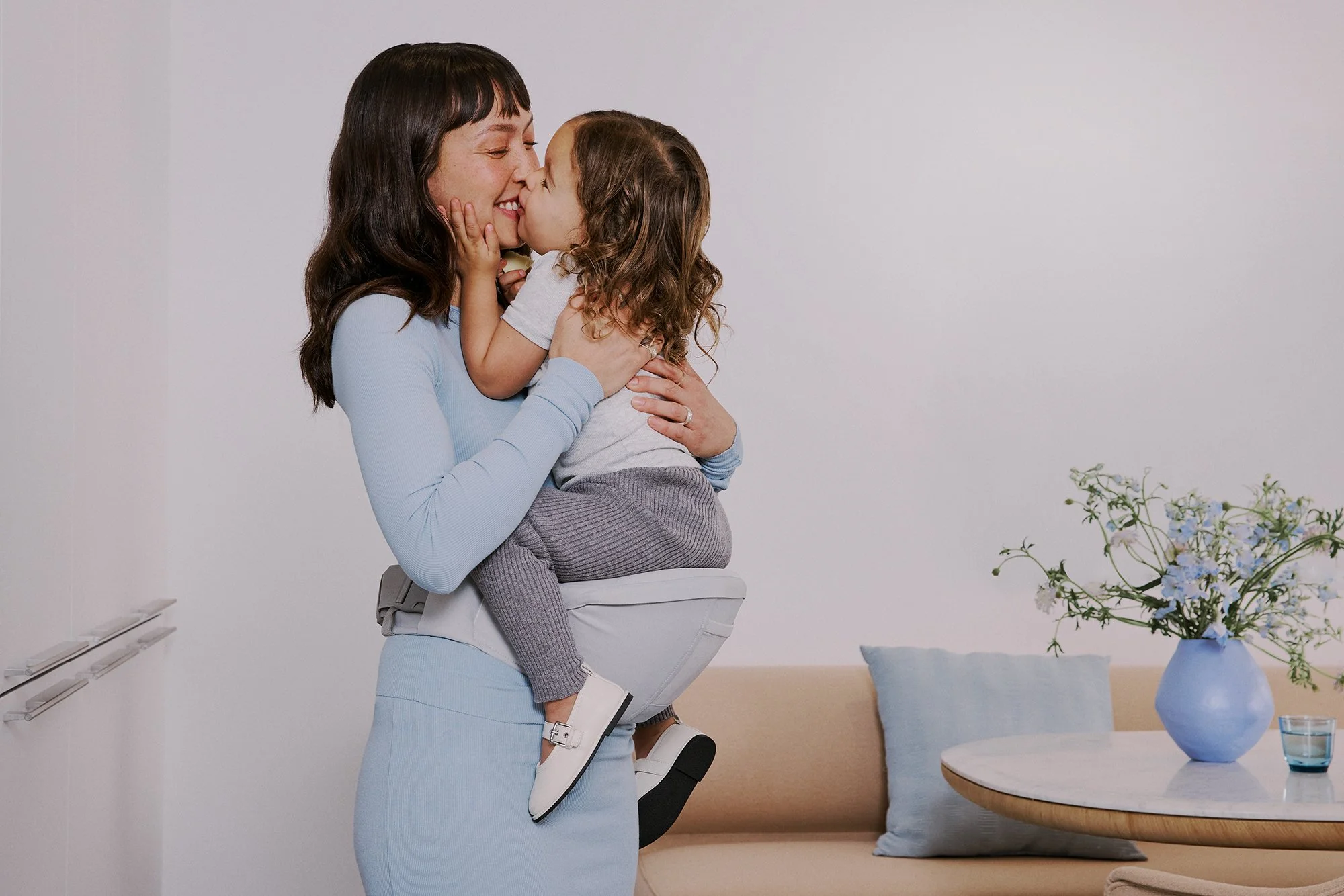 ergobaby_carrier_lift_hip_seat_gry_BCHIPGRYBX_03_0383_.jpg