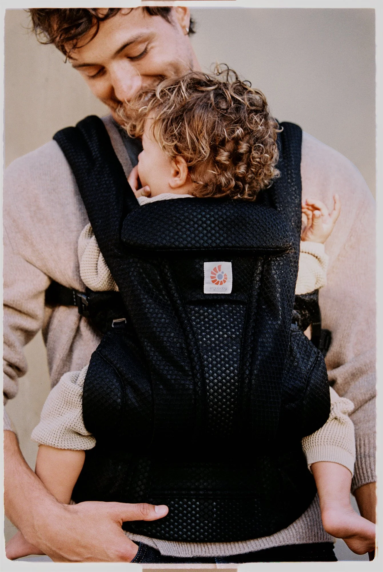 ergobaby_carrier_omni_deluxe_onyx_BCODMONYX_337.jpg