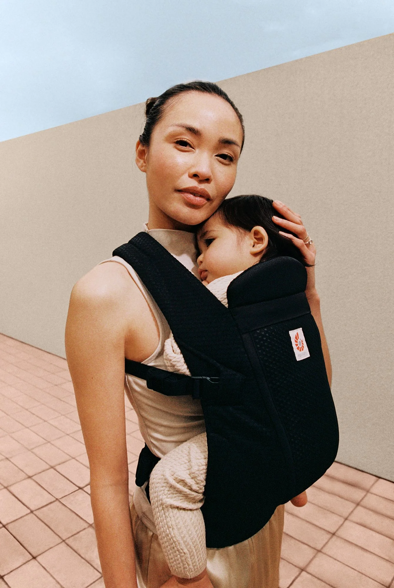 ergobaby_carrier_omni_deluxe_onyx_BCODMONYX_074.jpg