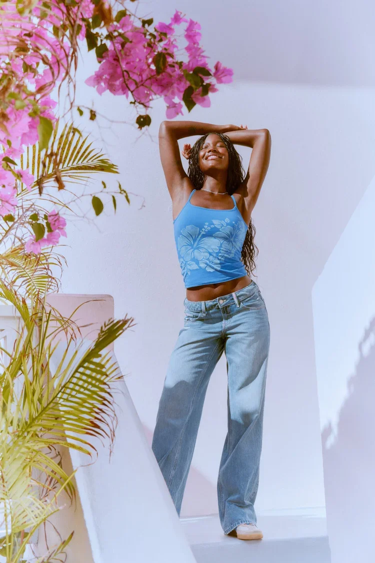 HOLLISTER_SPRING_1_2026_SPR_2_EDITORIAL_SPRING_BREAK_WOMENS_D1_LOOK9_1387.webp
