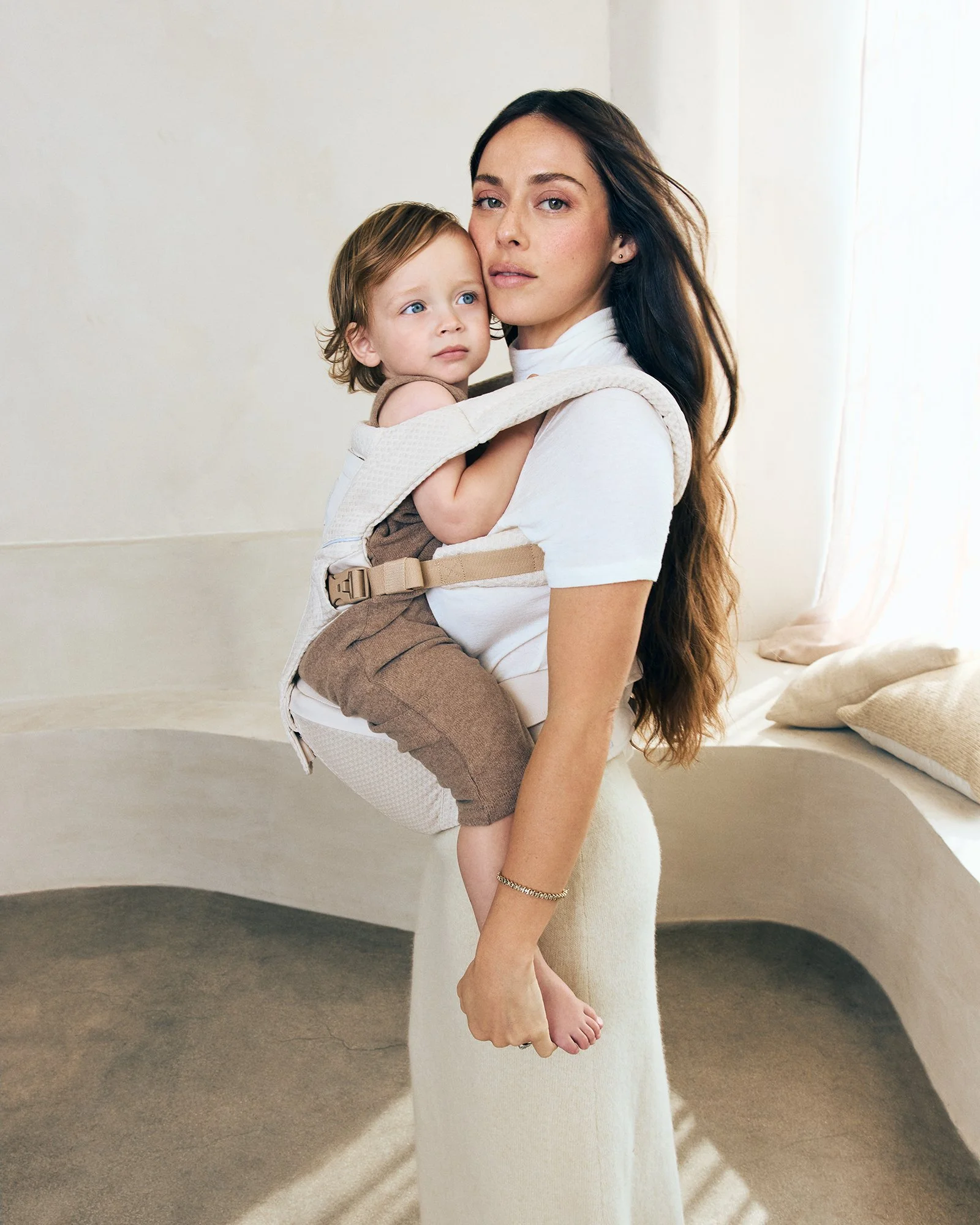 ergobaby_carrier_alta_hip_seat_natbge_BCHIPSFMNATBGE_02_0414.jpg