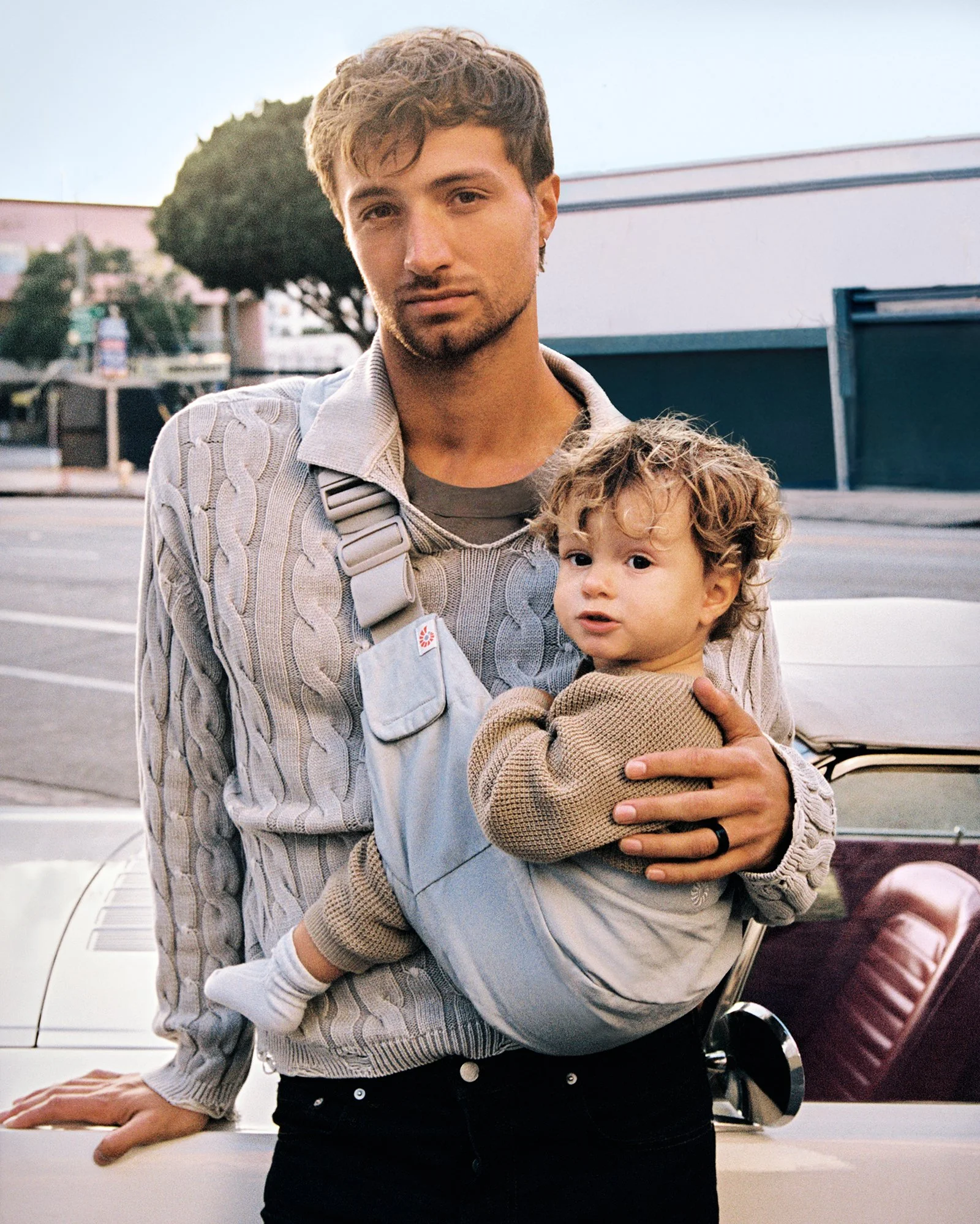 ergobaby_carrier_upsie_sling_carrier_gry_BCUPSLIGRY_014_CROP.jpg