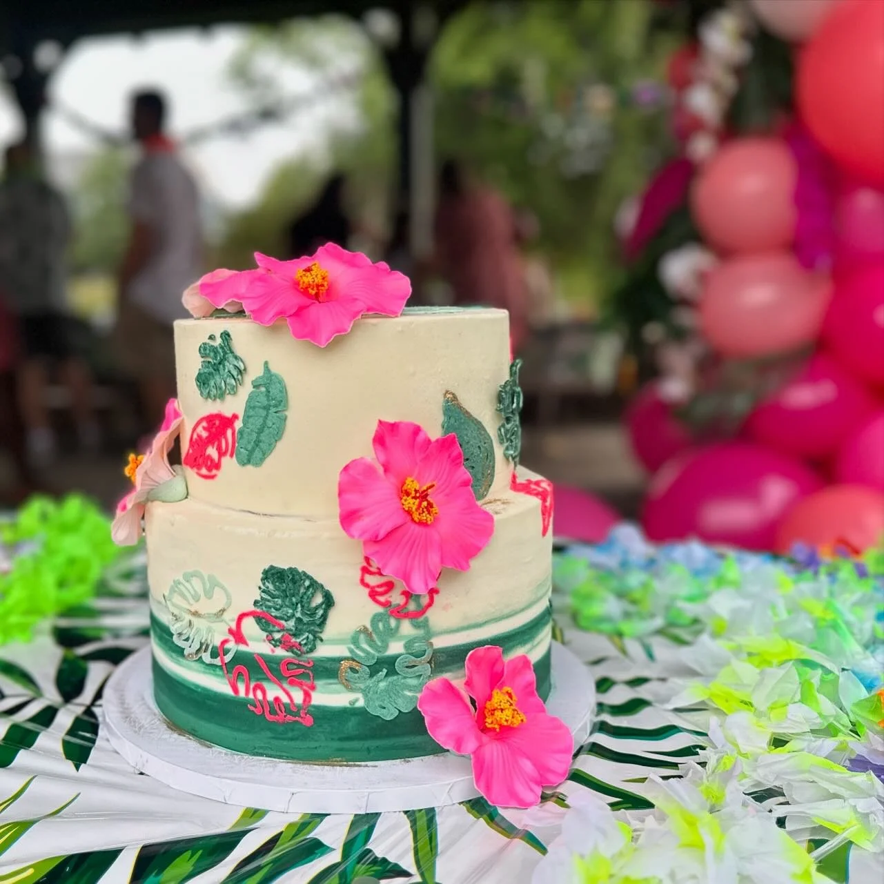 Super excited to make this for the amazing, wonderful @palomablancaceramics milestone birthday! Anyone who knows her knows that she loves plants and pink, so naturally plants needed to be involved. I loved not only making this cake, but getting to ce