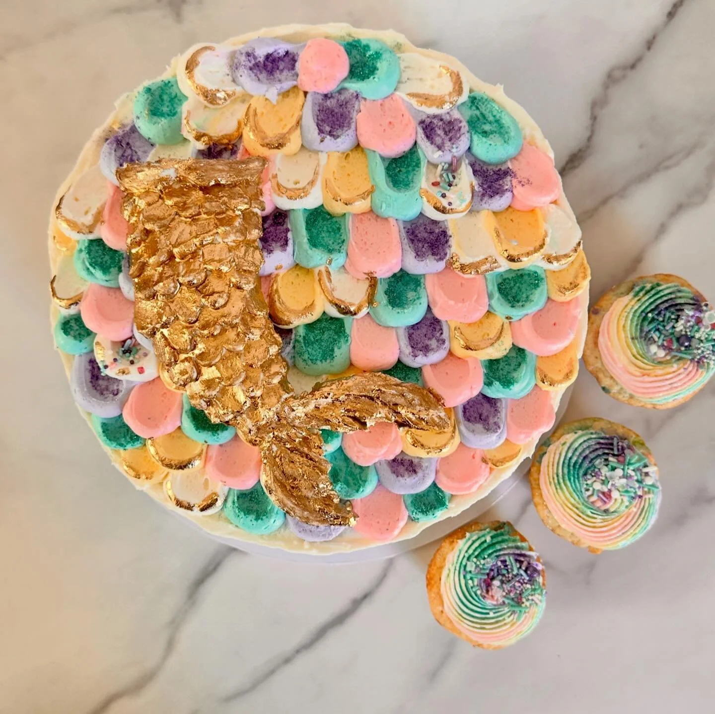 This has been one of the harder cakes to photograph. At the same time it was one of my favs IRL. The mermaid tail is gold painted frosting. There was purple and teal glitter in addition to the most amazing disco rainbow glitter. Defo giving magical m