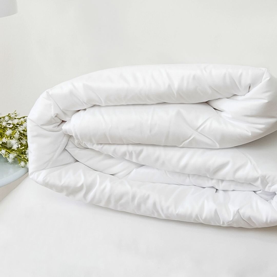 Home de Luxe Duvet Infill is a fluffy, soft blanket to keep you warm. It is filled with imported, grade A fiber and are quilted in box-stitch to ensure the material is secure and distributed evenly. Compared to a comforter, it comes with loops at the
