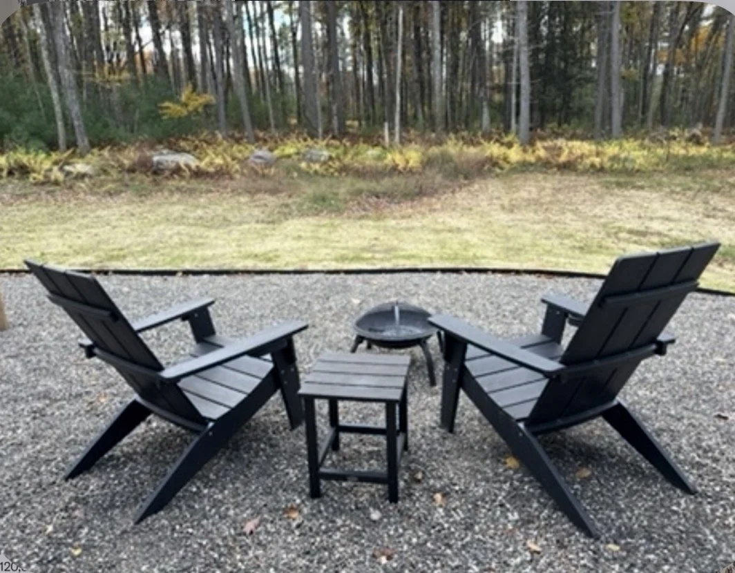 Enjoy the fire pit facing the forest ! 