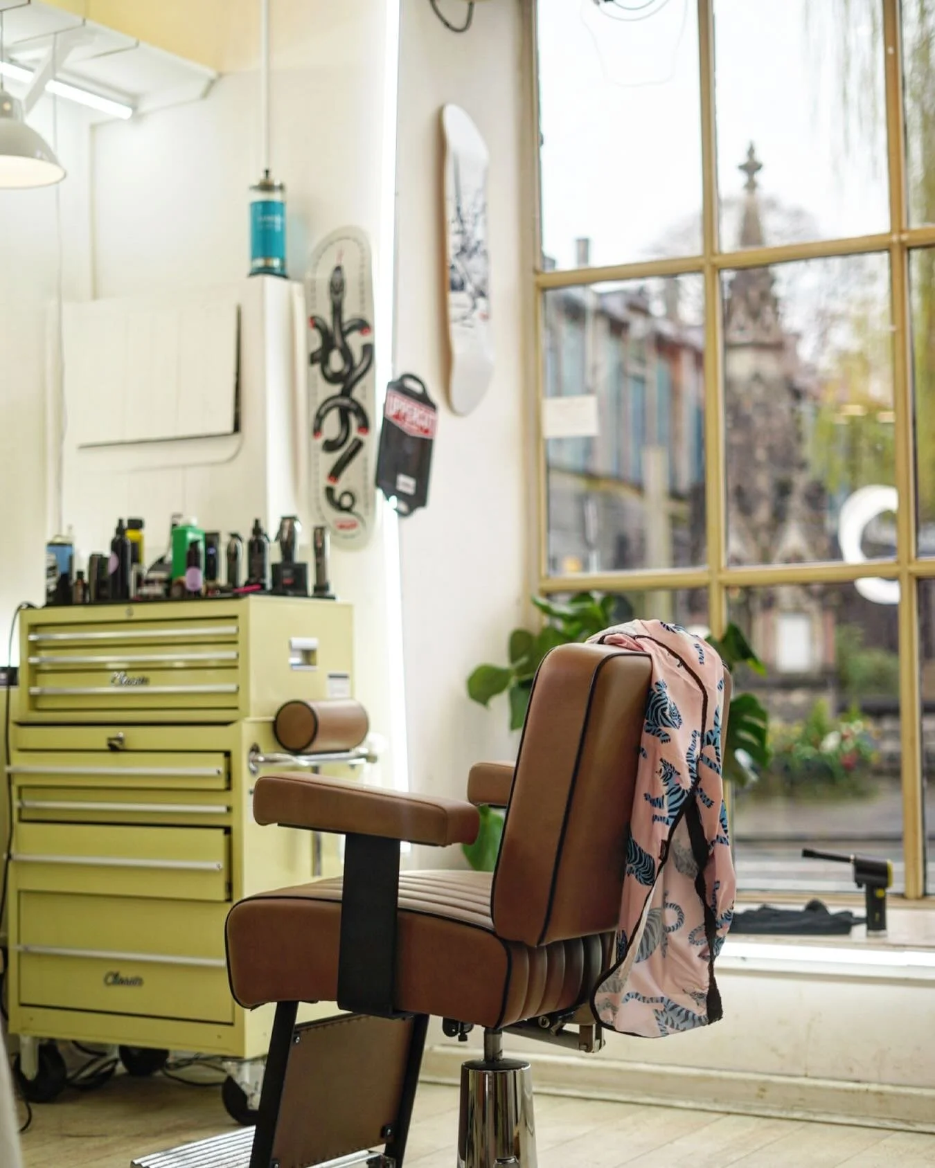 Barber wanted 🤙

We have a chair available to rent at ironworks!

Drop us a message or pop in for a chat ☕️

🤝

#barber #barbershop #barberlife #haircut #barbershopconnect #fade #hair #barbers #hairstyle #barberlove #wahl #barbering #beard #menshai