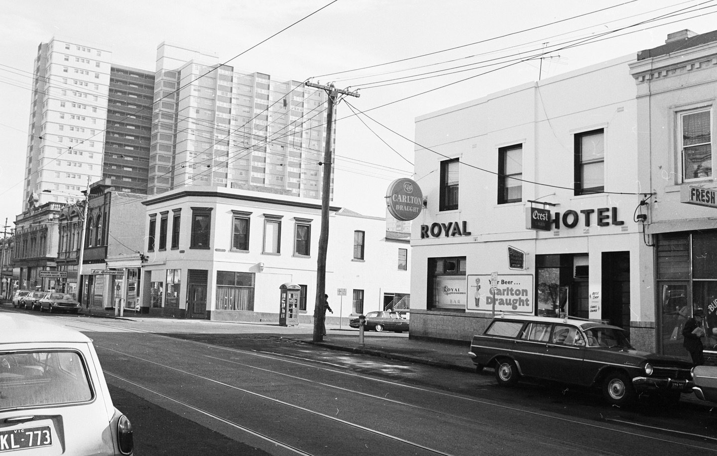 At its peak in the late 19th and early 20th centuries, Gertrude Street was home to 14 operating pubs. The old Royal Hotel site is now home to @gabrielfitzroy and @nelsonalexanderrealestate #peopleofgertrudestreet