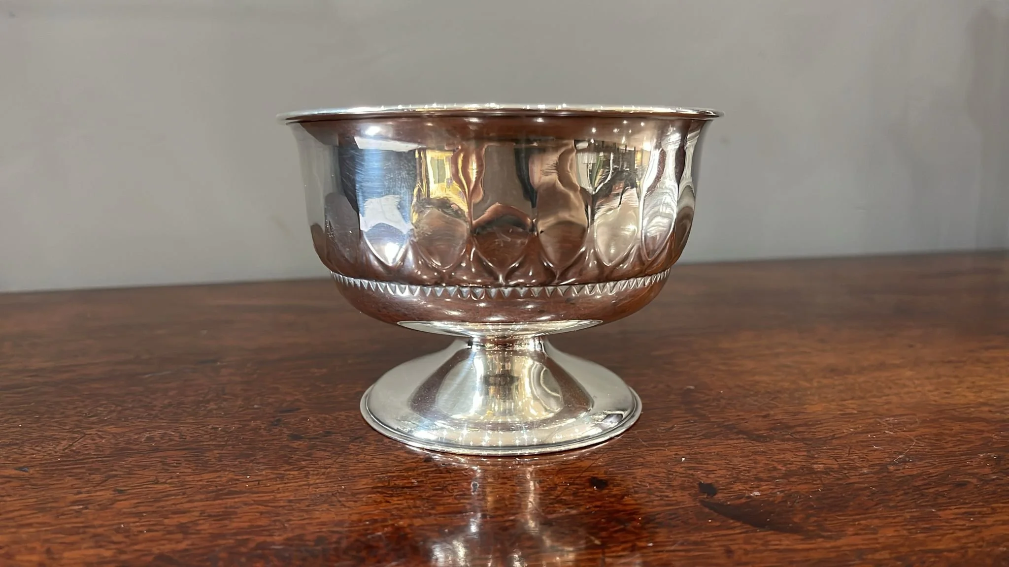 Silver bowl on round base with chasing to base of the bowl. London 1902 by William Hutton and Sons (BN821)