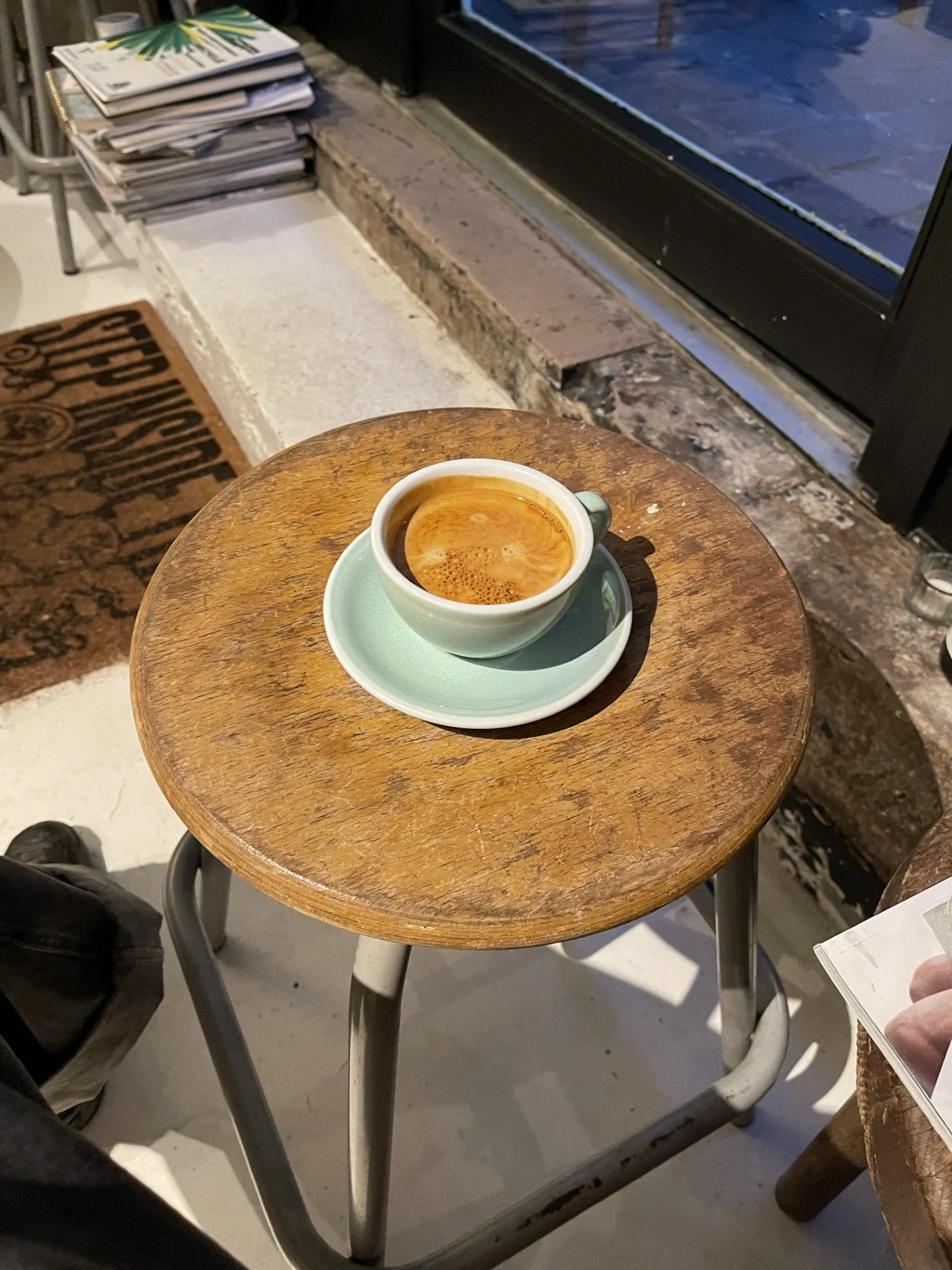 Alene, men til stede: parisisk cafékultur