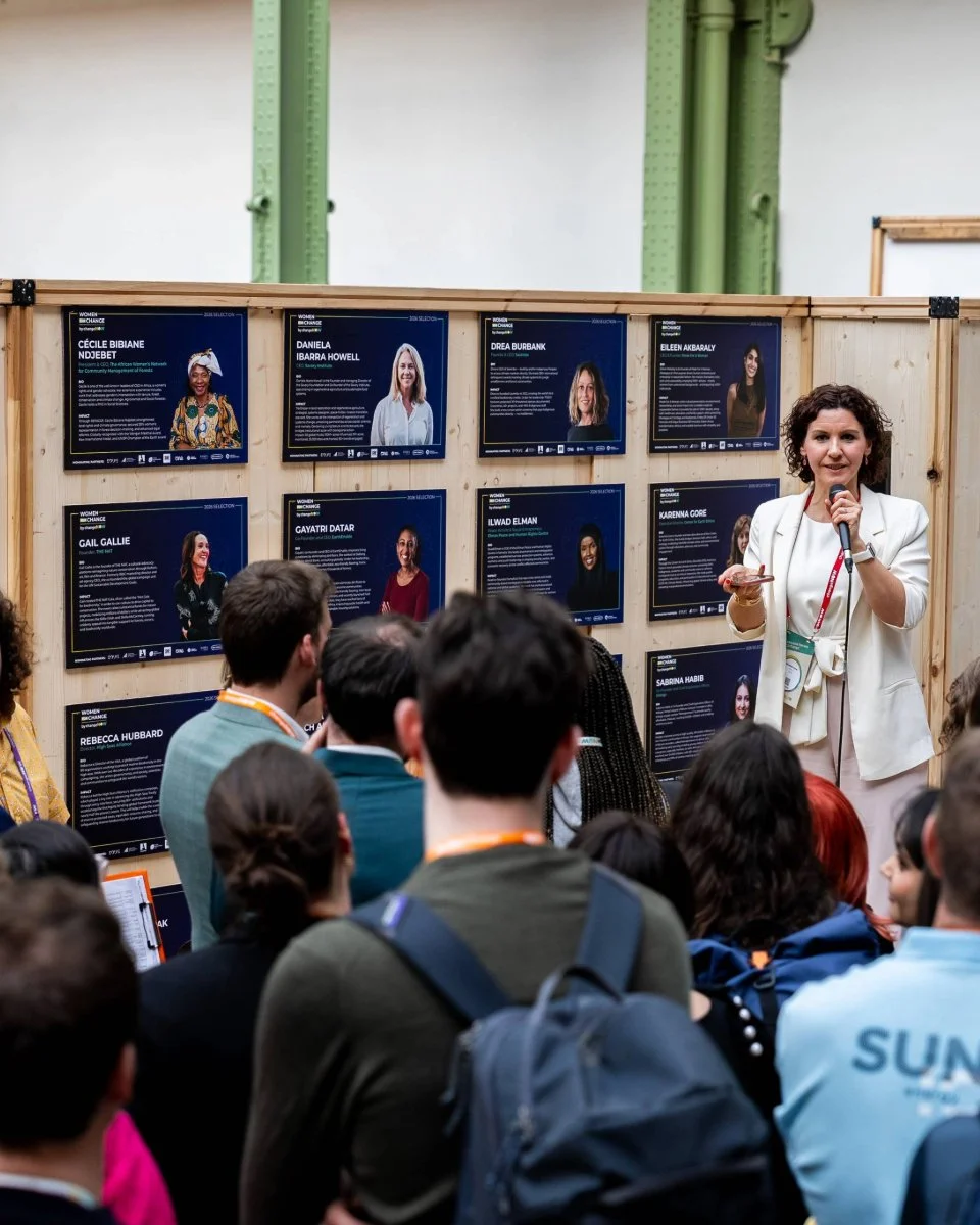 Elizabeth Corse, Discom Founder, speaking at ChangeNOW event in front of an audience of people