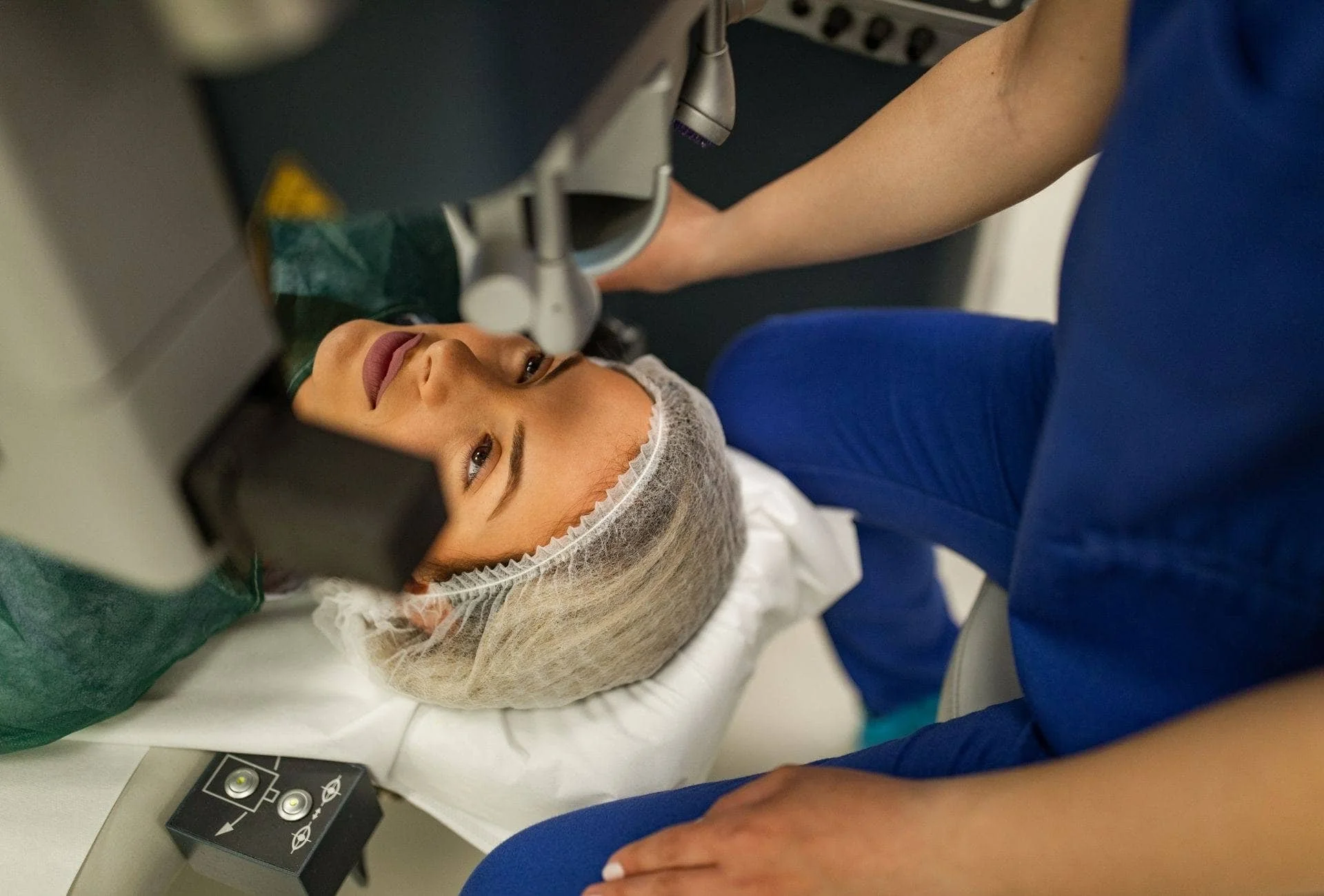 Chirurgie laser des yeux : Top 5 des idées reçues qui vous font hésiter à tort