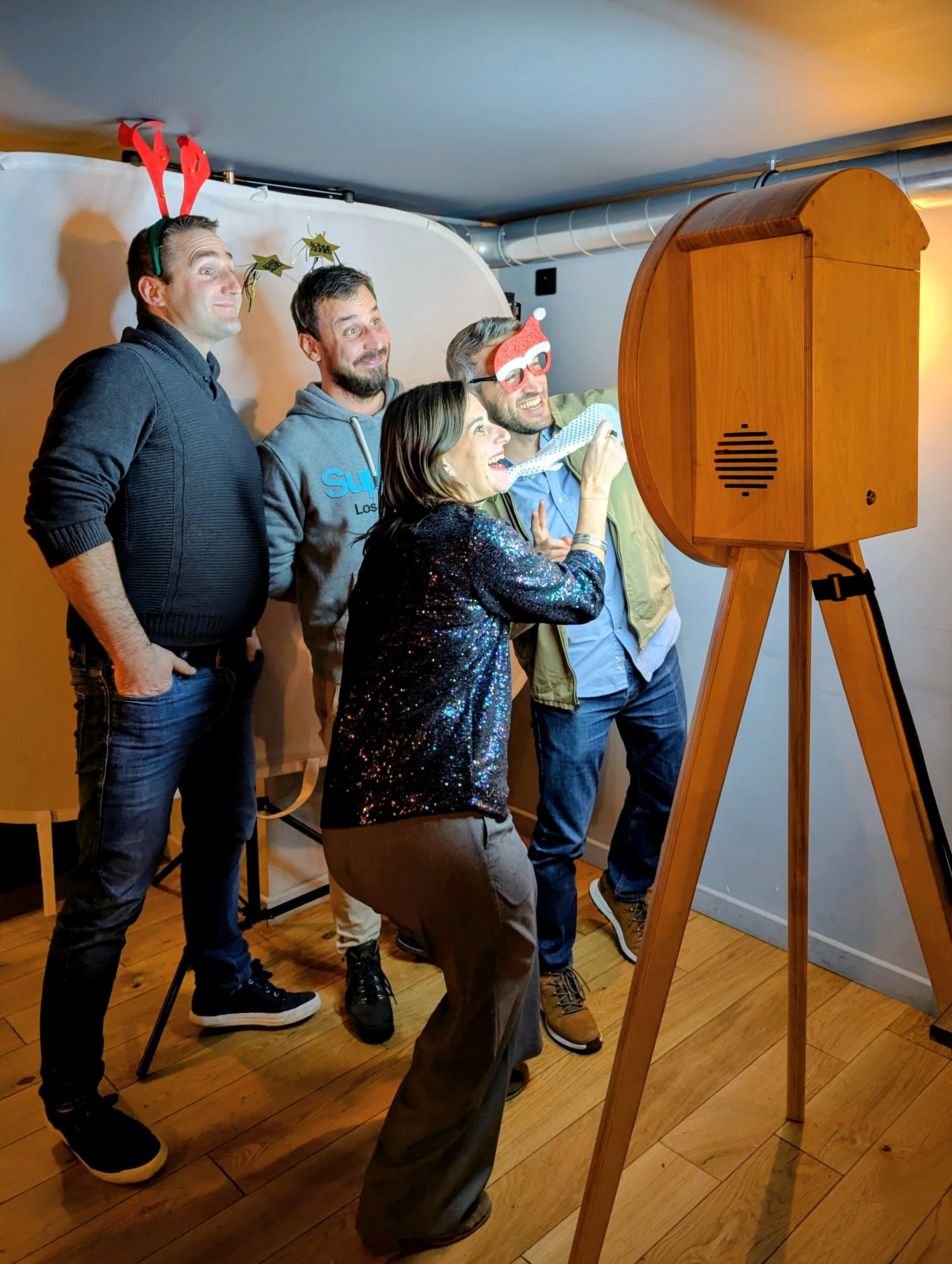 Invités utilisant le photobooth lors d'un séminaire d'entreprise en Isère