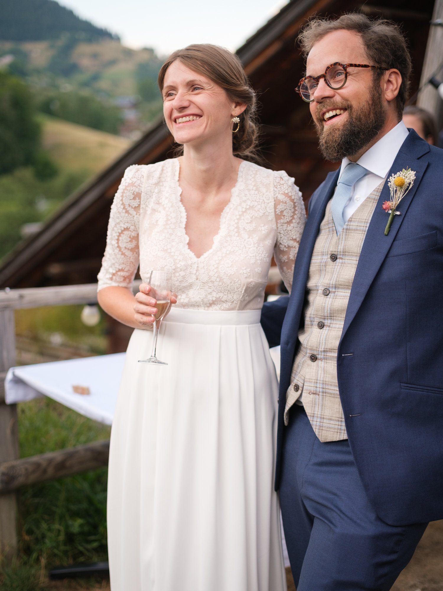 Émotion spontanée des mariés capturée pendant un mariage dans les Alpes