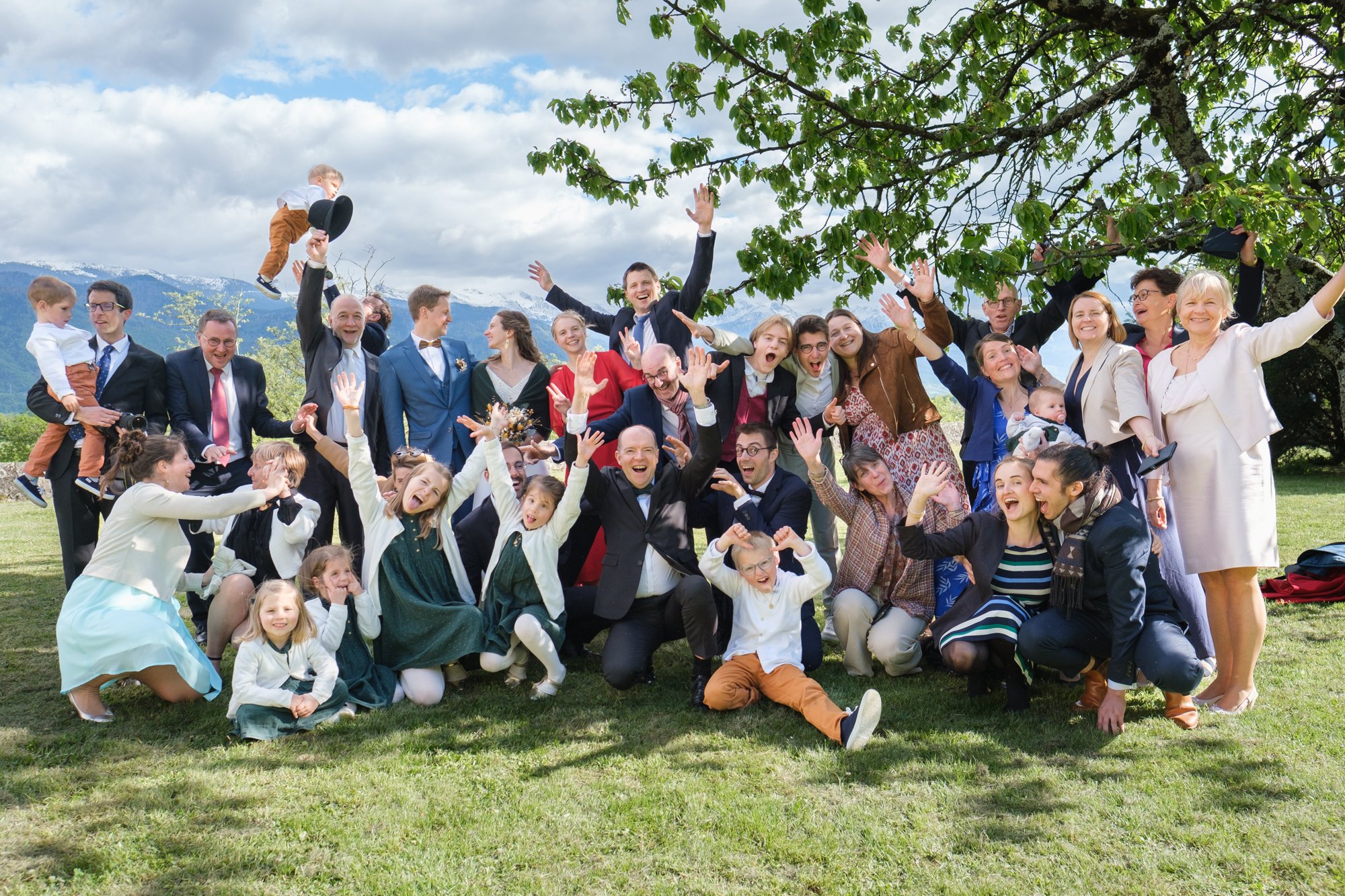 Photo de groupe lors d'un mariage en Isère près de Grenoble