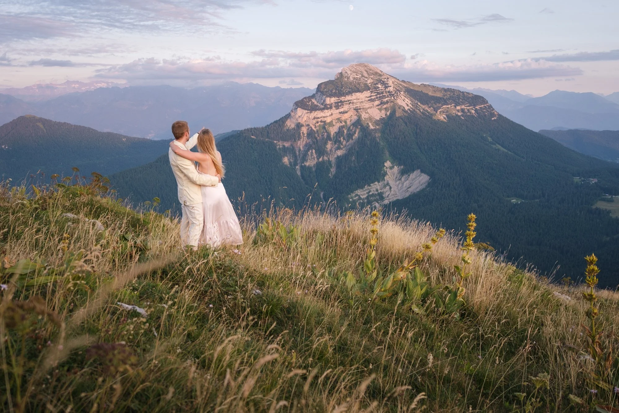 Mariage en montagne dans les Alpes près de Grenoble photographié en reportage naturel