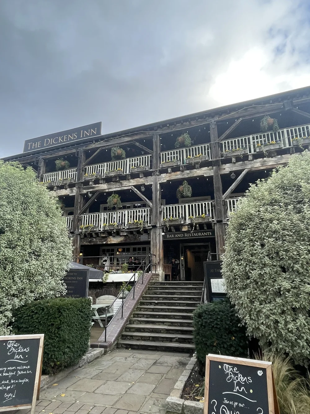 Dickens Inn Exterier