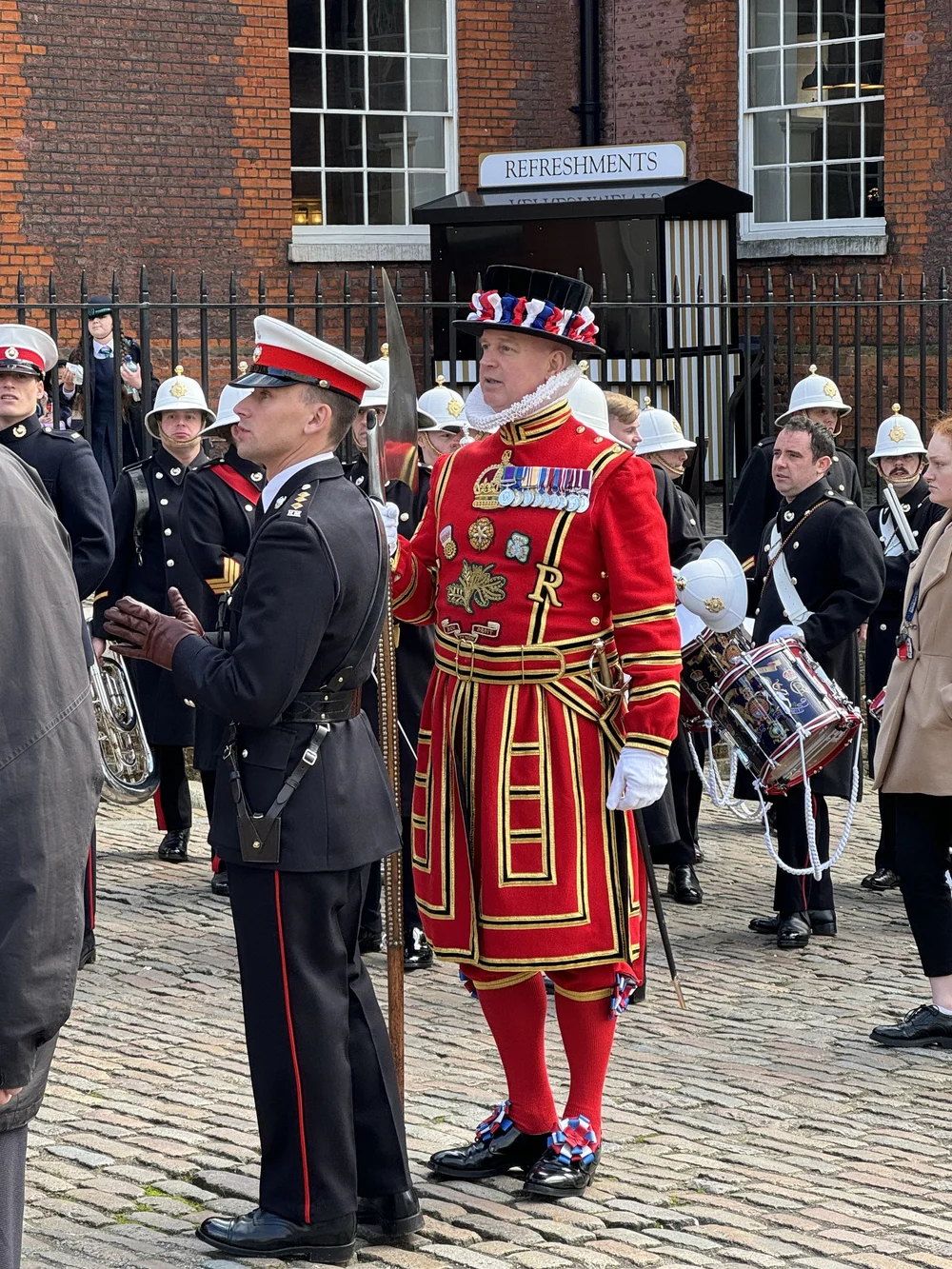  ステートユニフォームに身を包み、斧を持つヨーマンジェイラー     