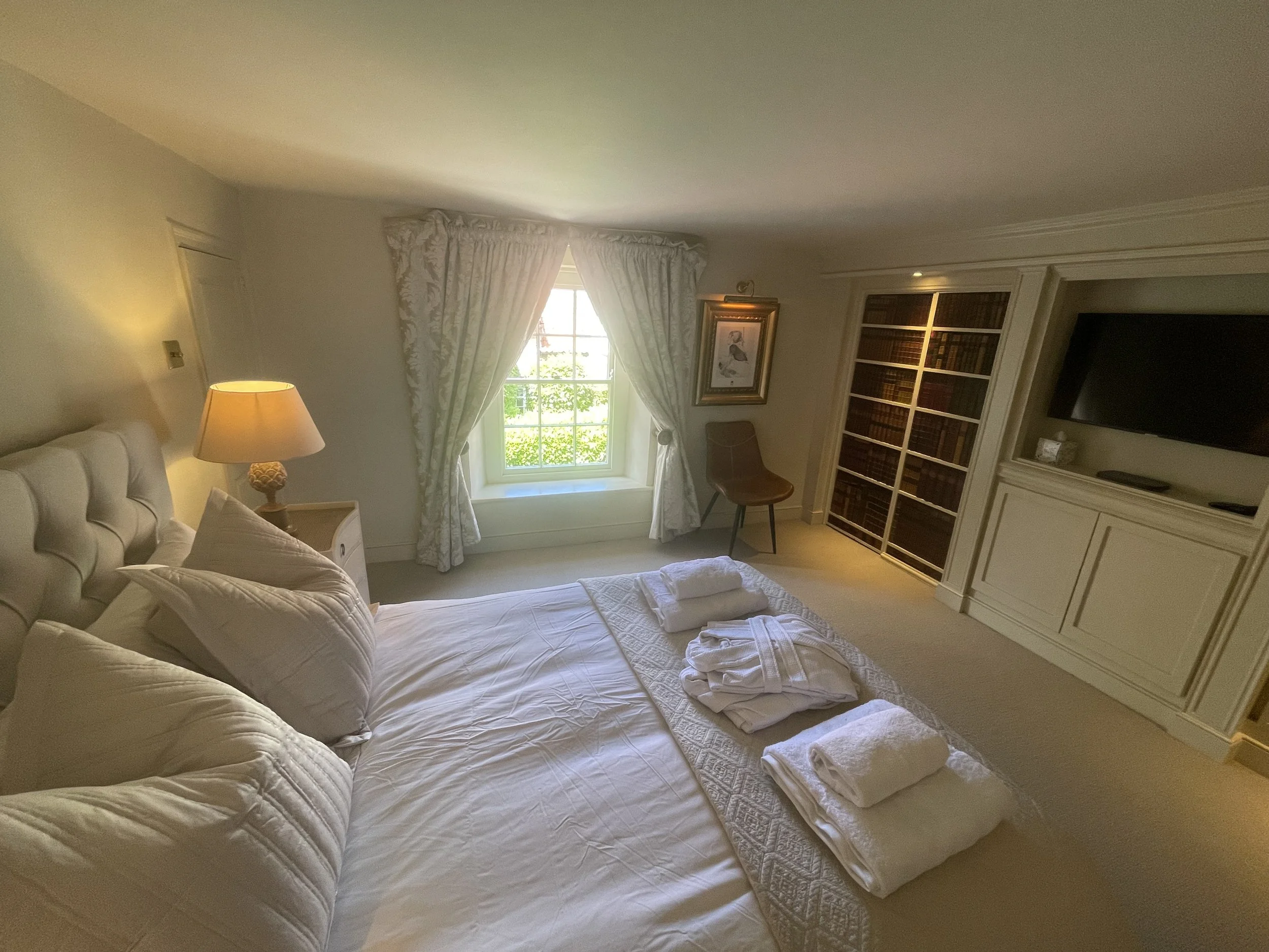 Our Cottage In Blakeney has two Stylish En Suite Bedrooms, with fine linens, gowns. Top Quality matteresses and Sky Q TV add to your comforts and we specialise in short breaks, so perfect for two couples.
