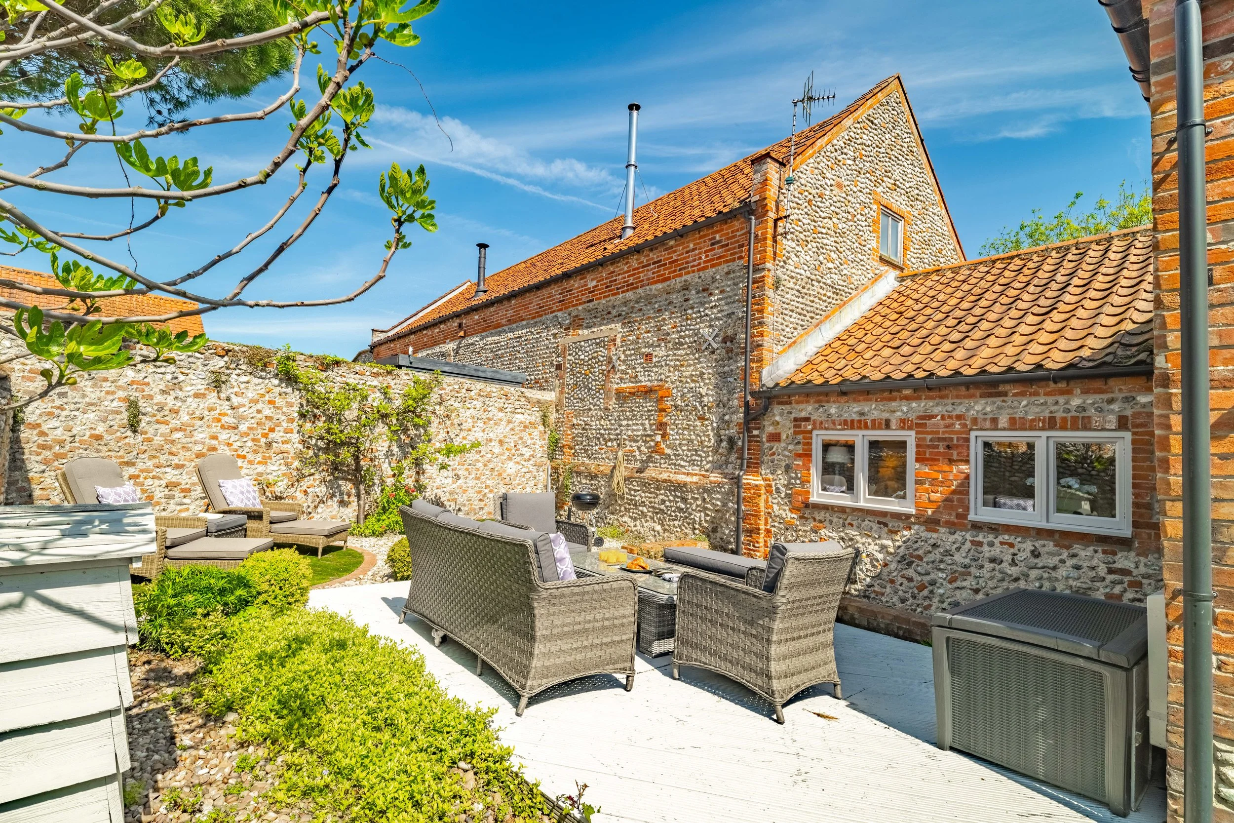 Our Cottage in Langham has a Sunny South facing garden with both sitting and lounging Chairs, just a mile from Blakeney with easy parking. Perfect for two couples.
