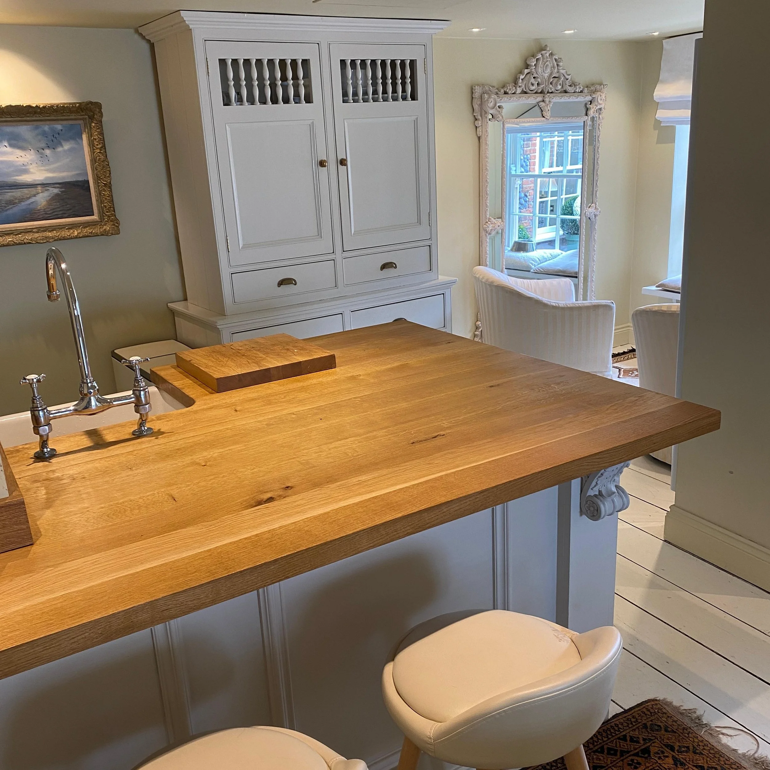 Our Cottage in  Blakeney has a tradtionally built litchen with breakfast bar and a small seating area overlooking the Courtyard.