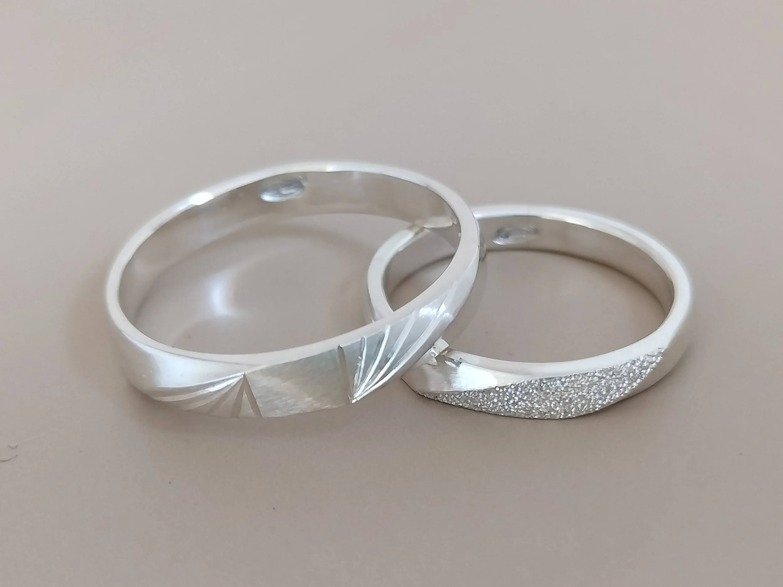 silver engraved and sparkly couples ring - OrfaHandengraving