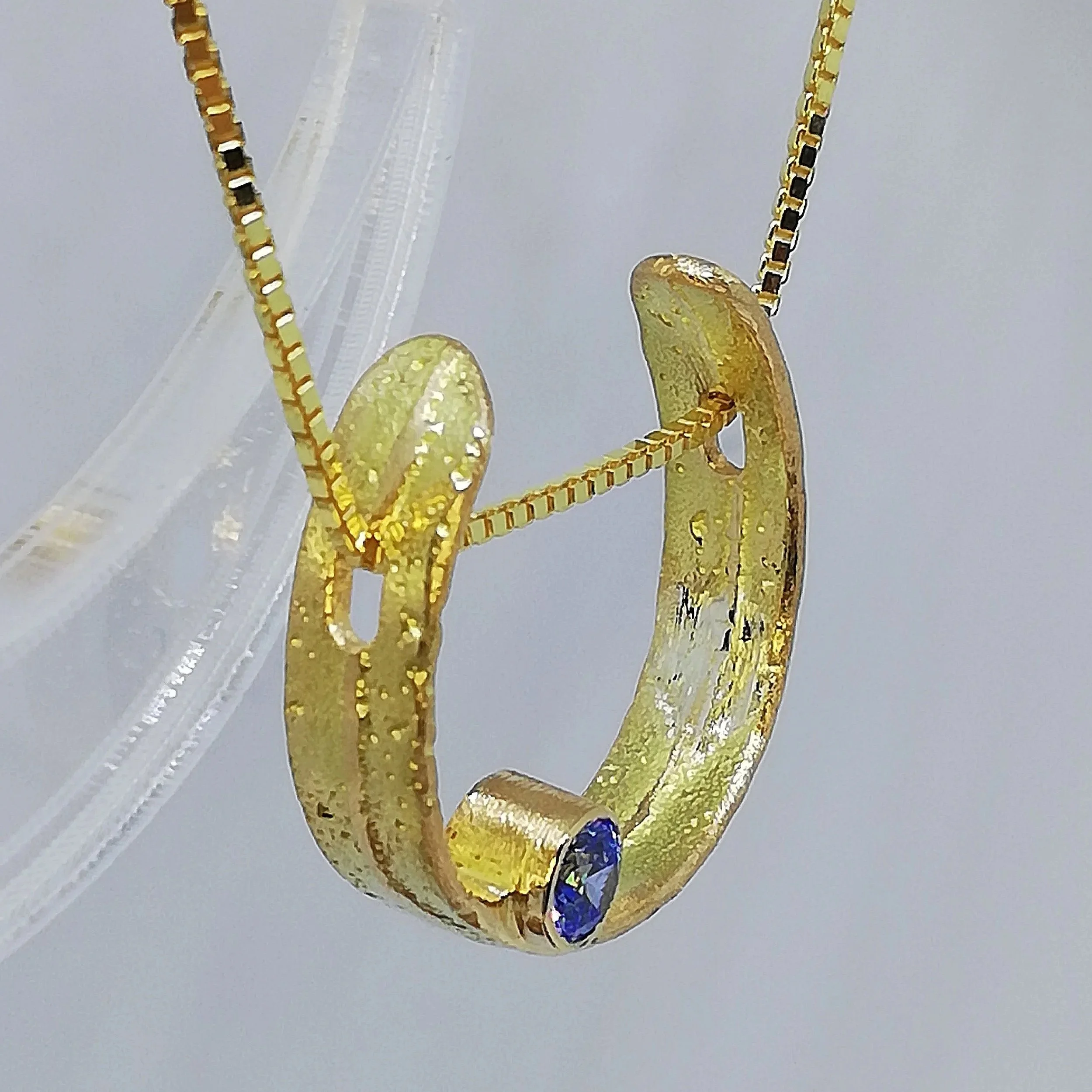 Gold pendant blue zikonia