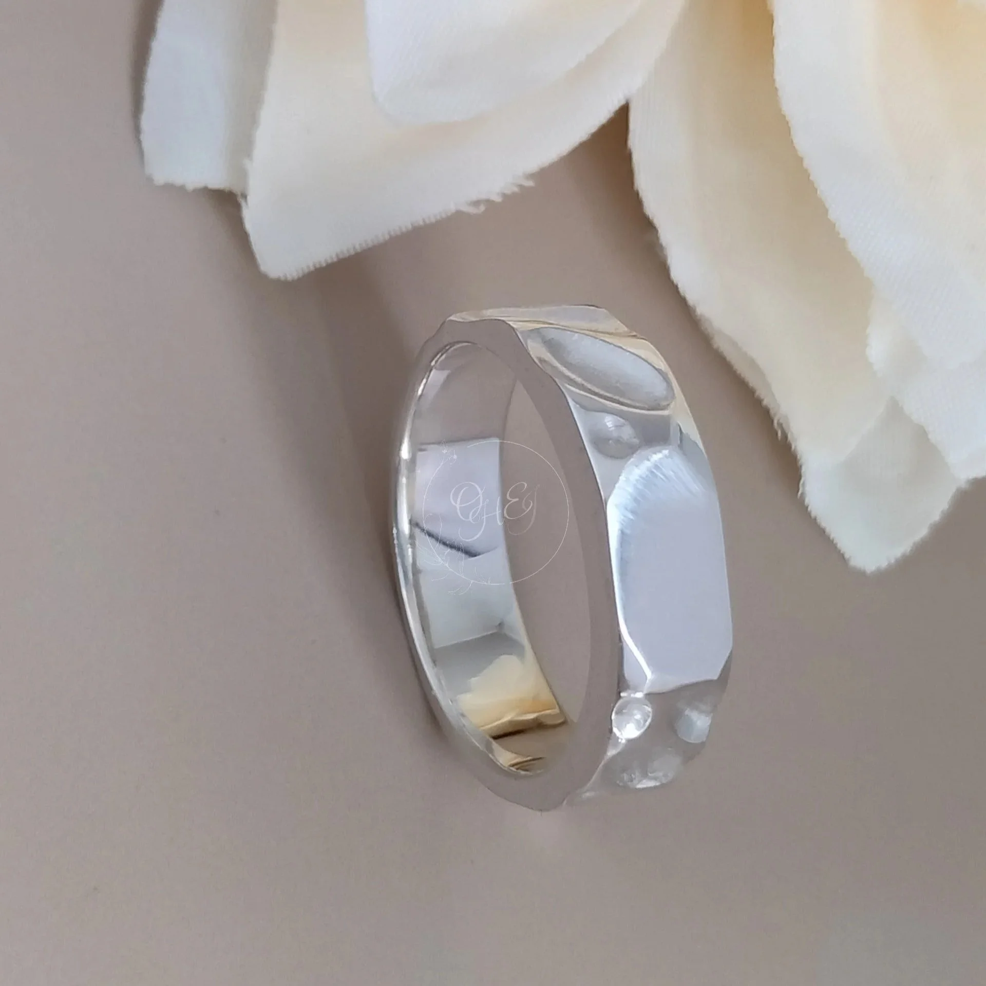 Small signet ring in silver by OrfaHandEngraving
