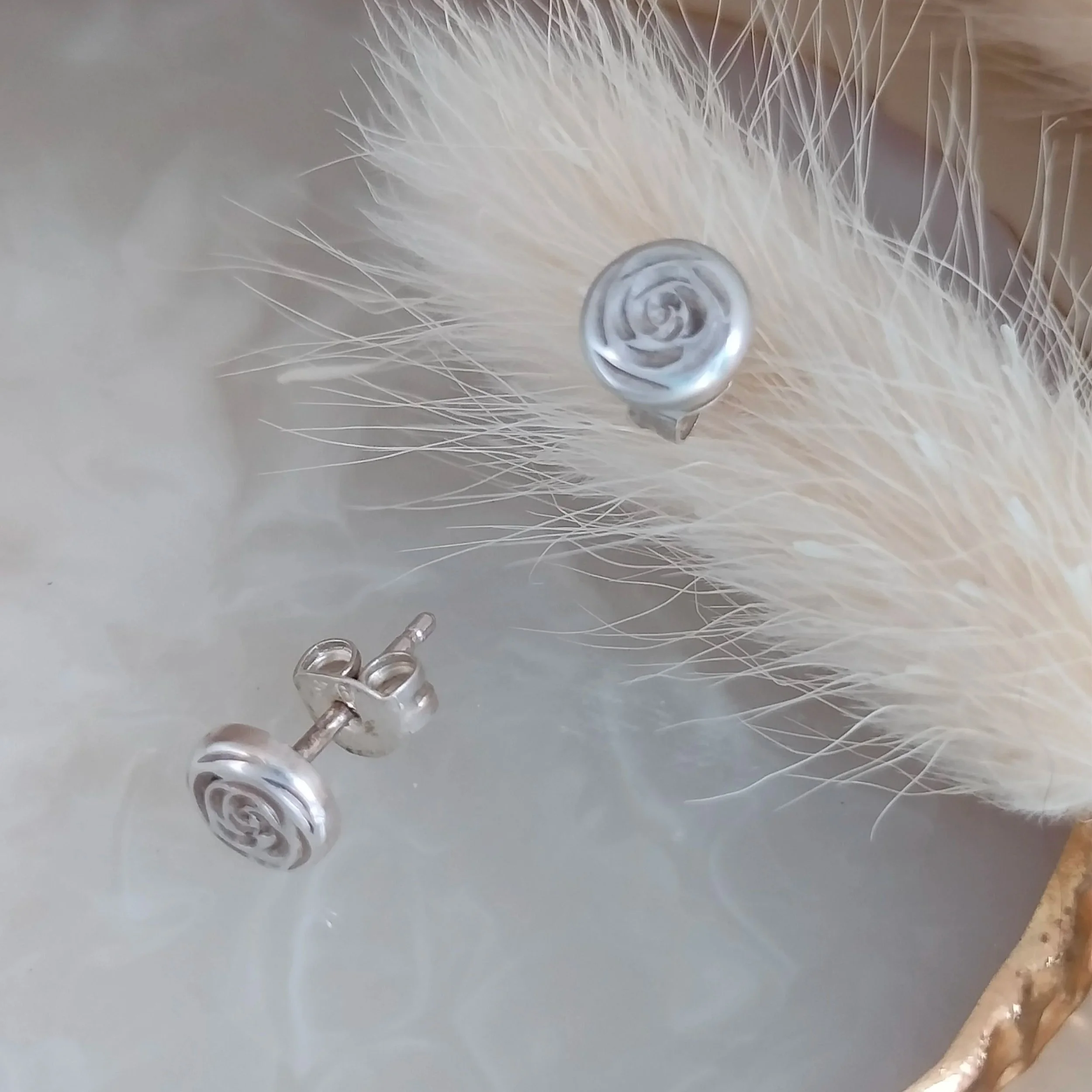 silver+engraved+roses+earstuds.jpg
