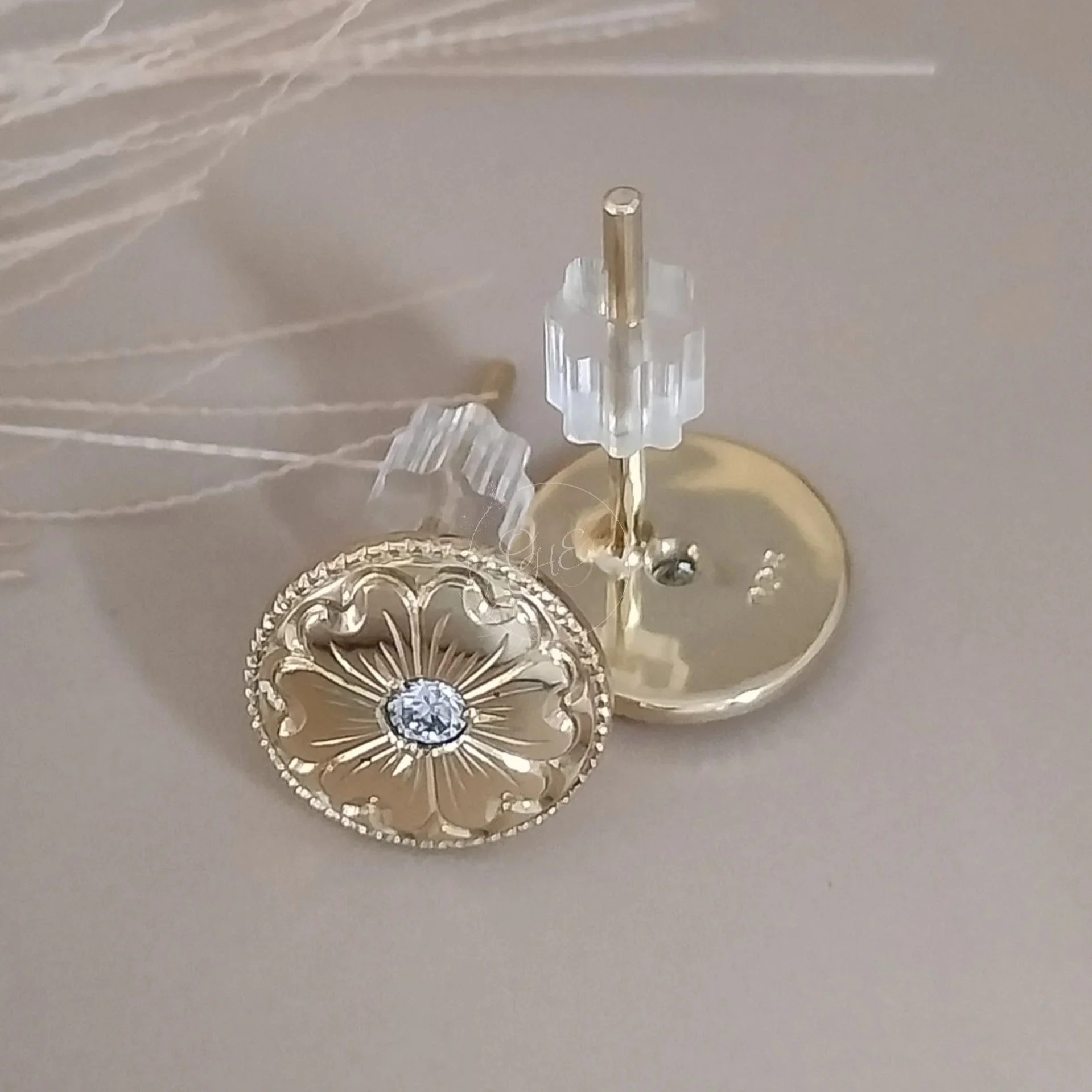 14k+gold+flower+engraved+diamond+earstud.jpg