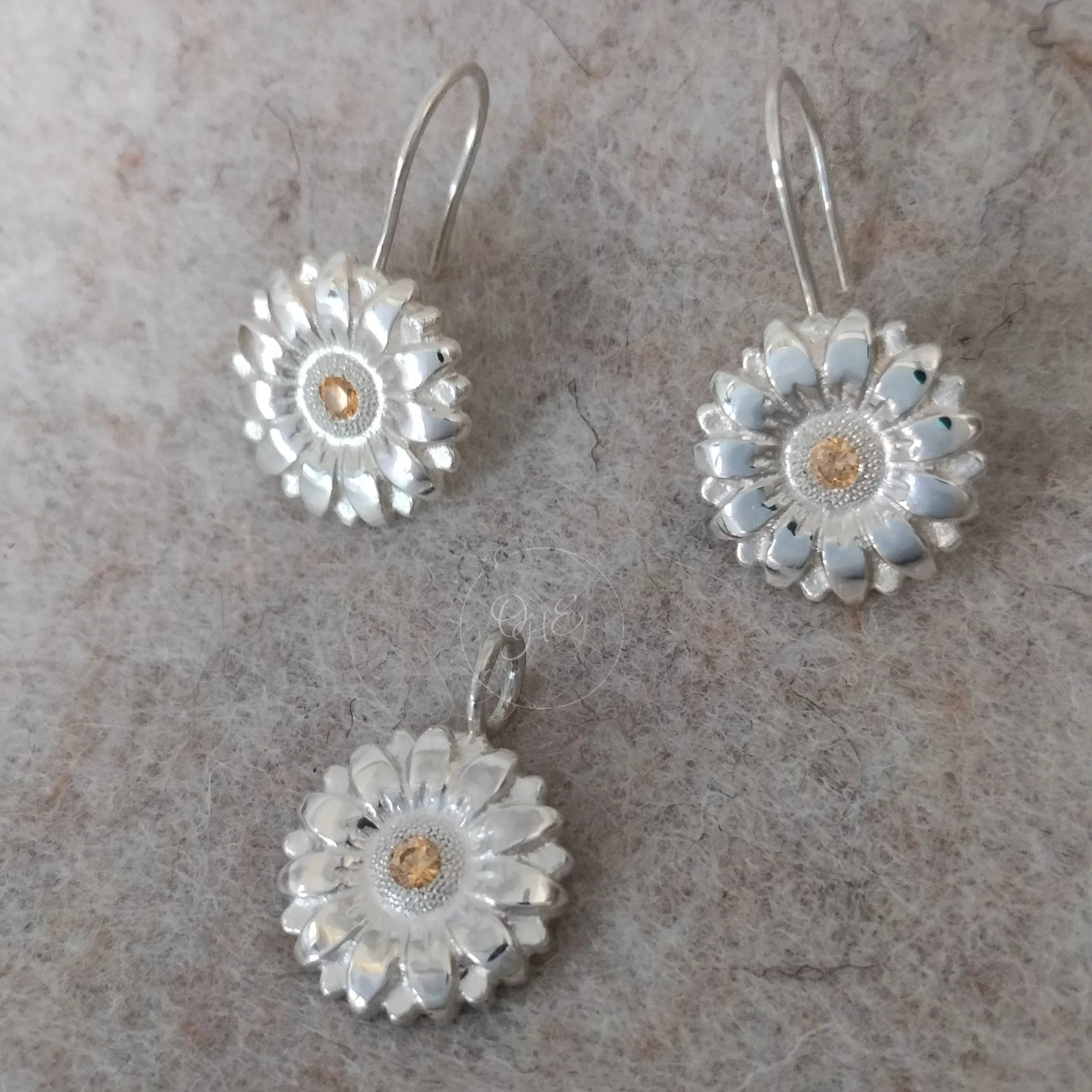 Silver sunflower jewelry set with coloured gemstone