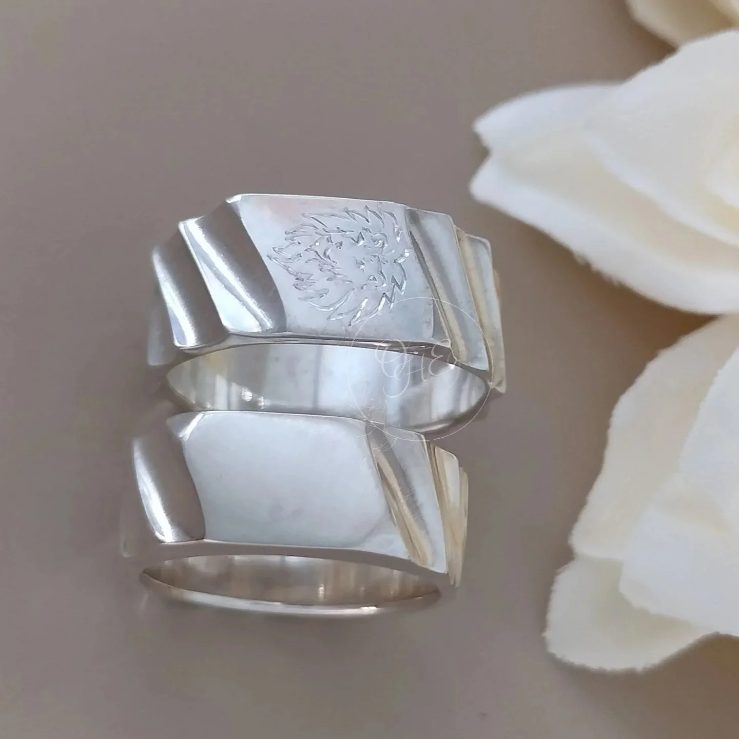 Sustainable signet rings for handengraving by Orfa