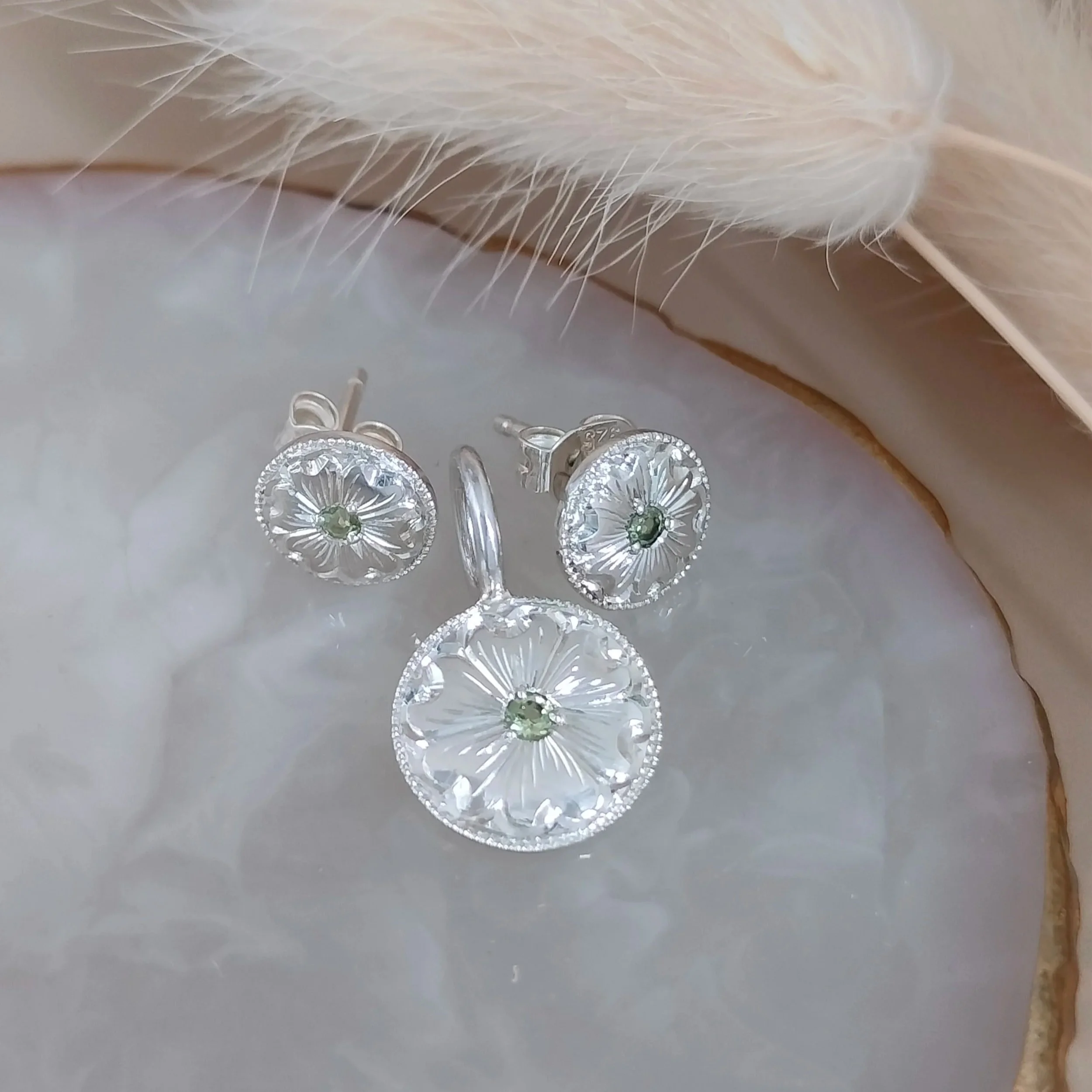 Silver+earstud+peridot+flower+engraved - OrfaHandEngraving