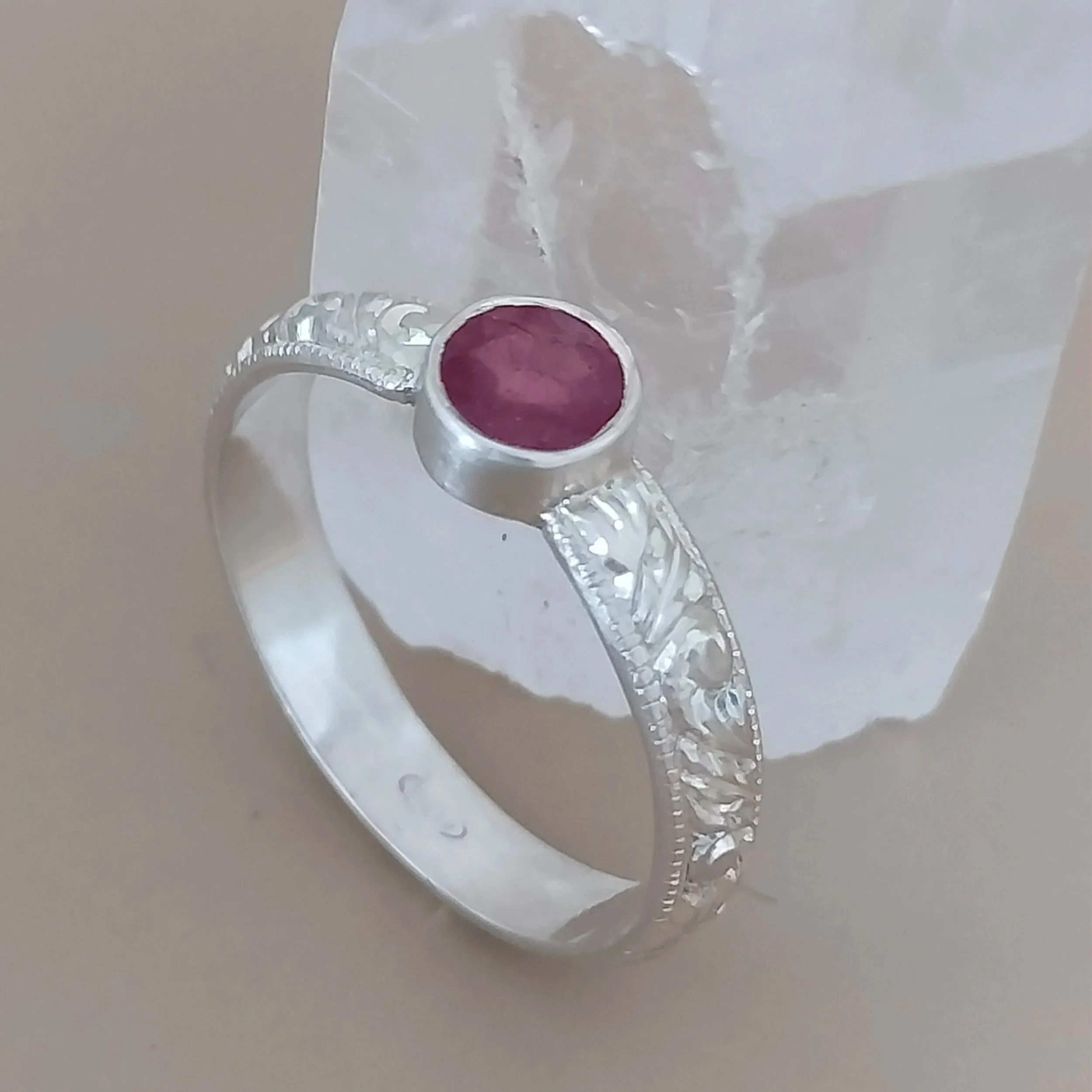 silver ring with milgrain border, engraving and garnet - Orfa
