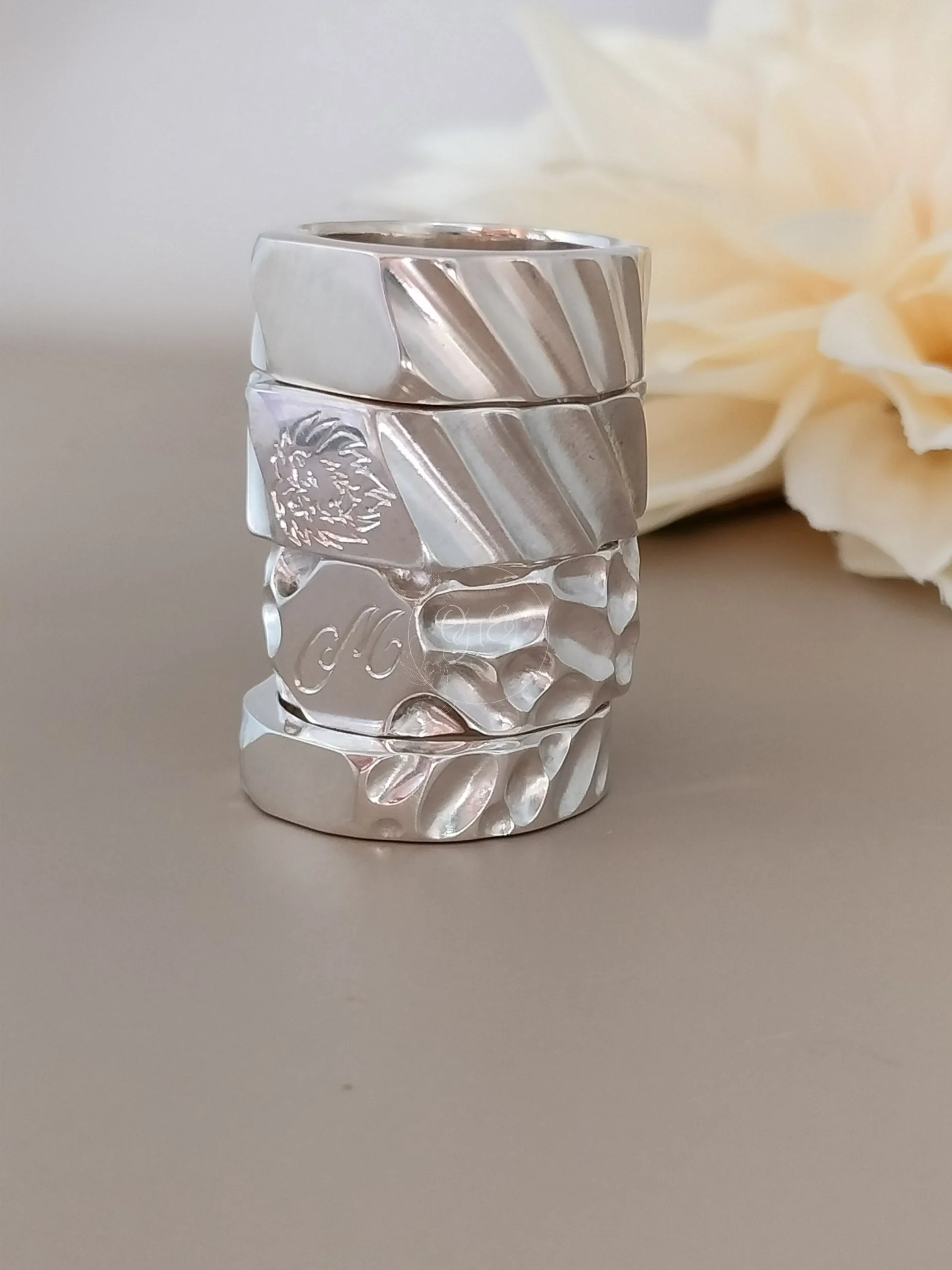 Signet ring sandwave