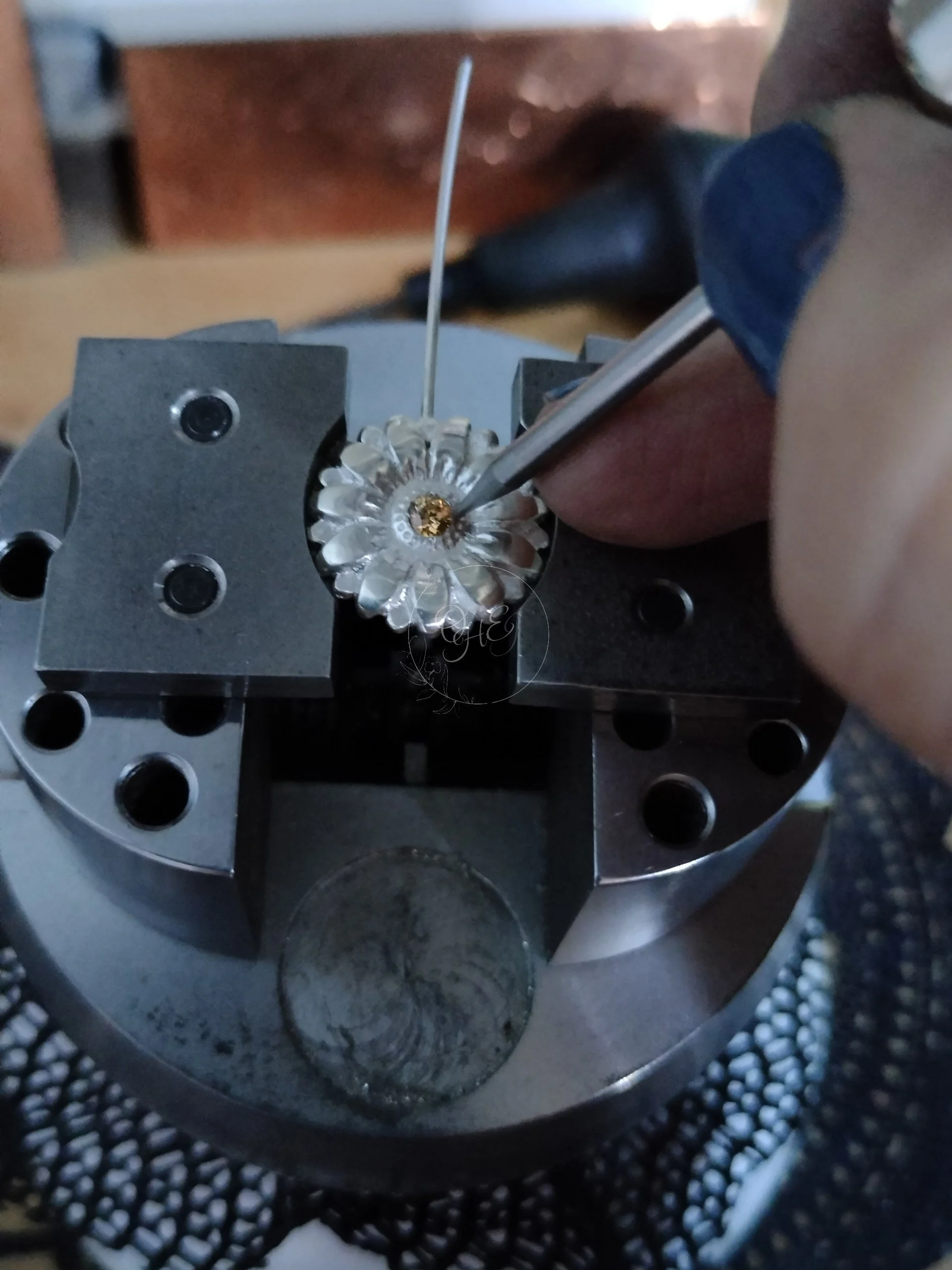 Stonesetting on a silver sunflower jewelry set by Orfa