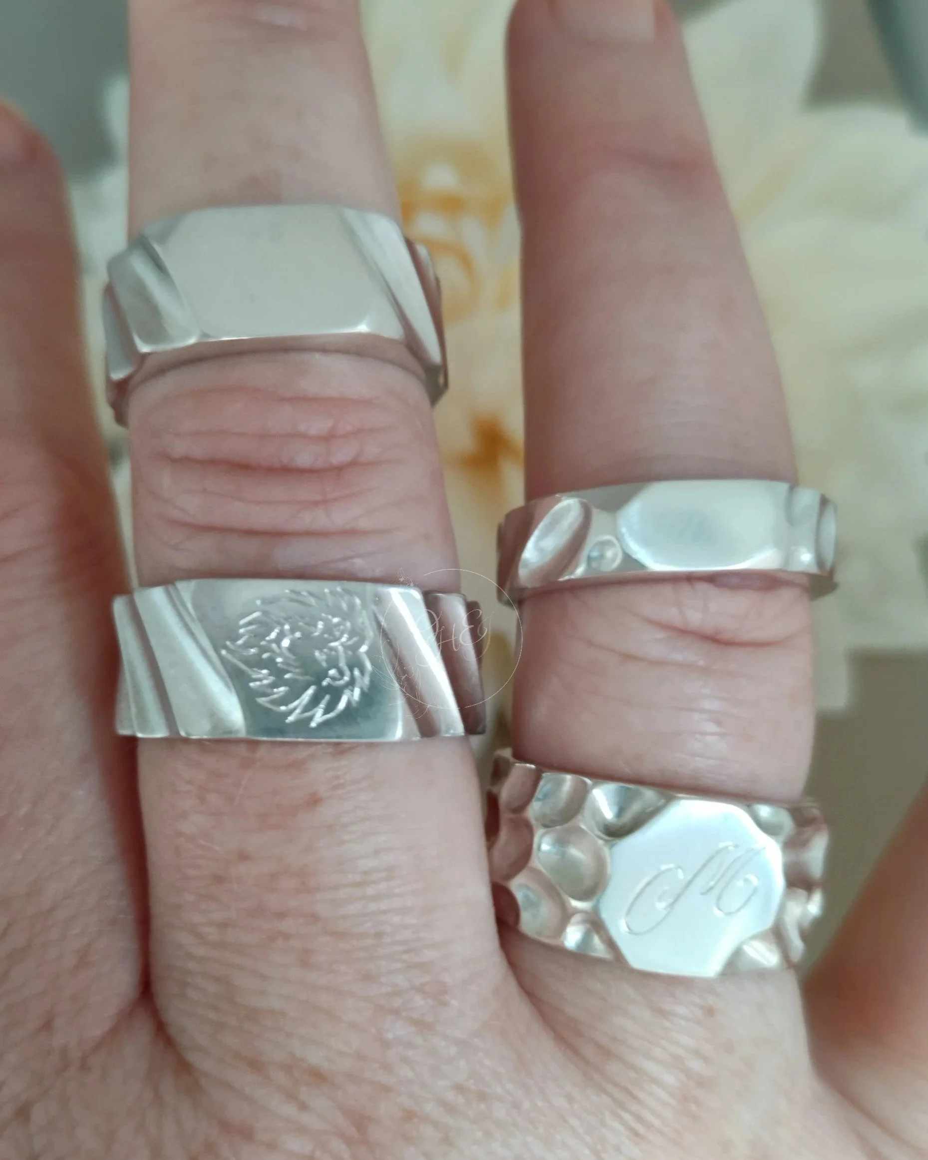 Comfortabele wear of wide unisex signet rings by Orfa