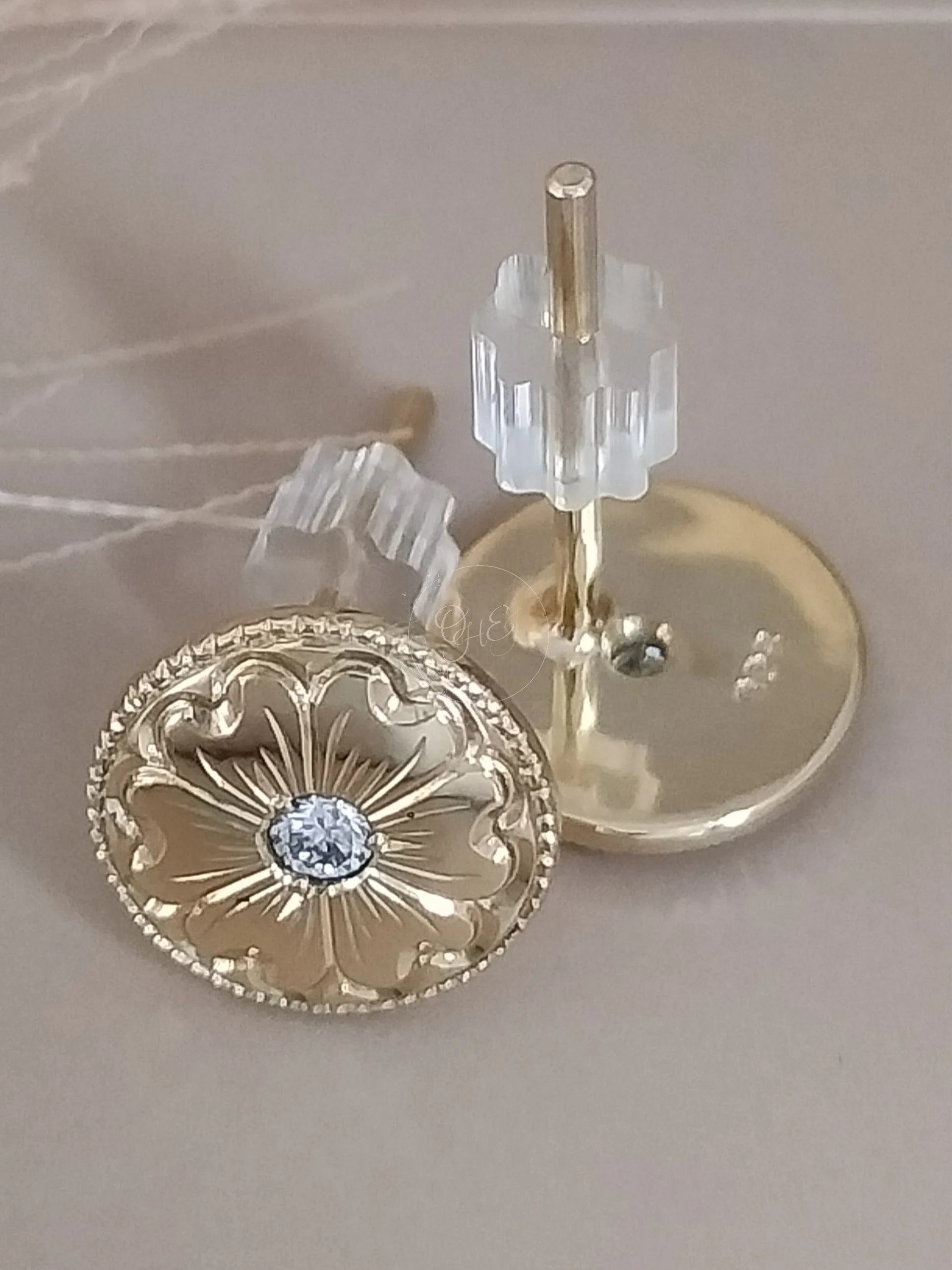 Earstuds Cosmea flower engraved Gold