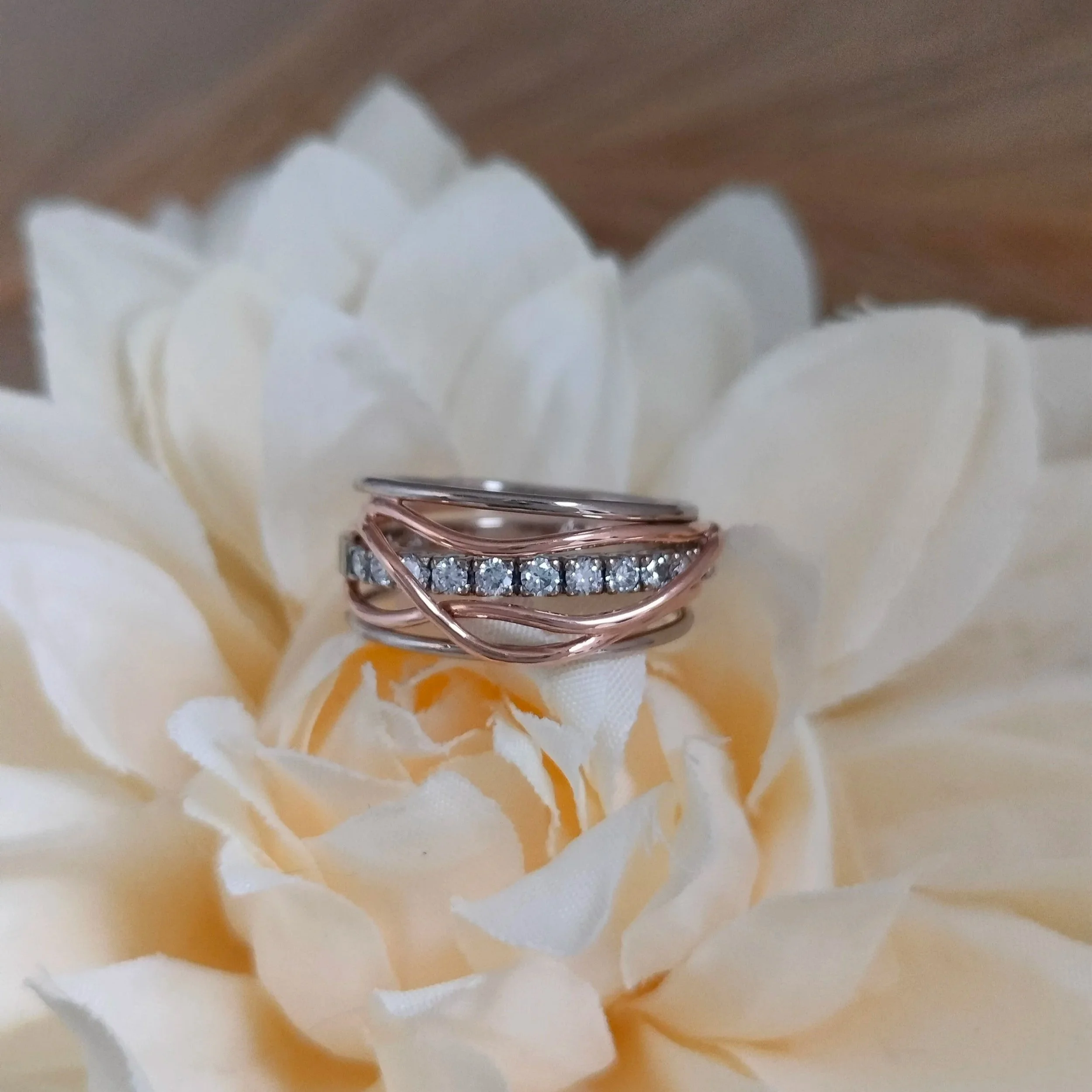gold+wrapped+diamond+engraved+alliance+ring