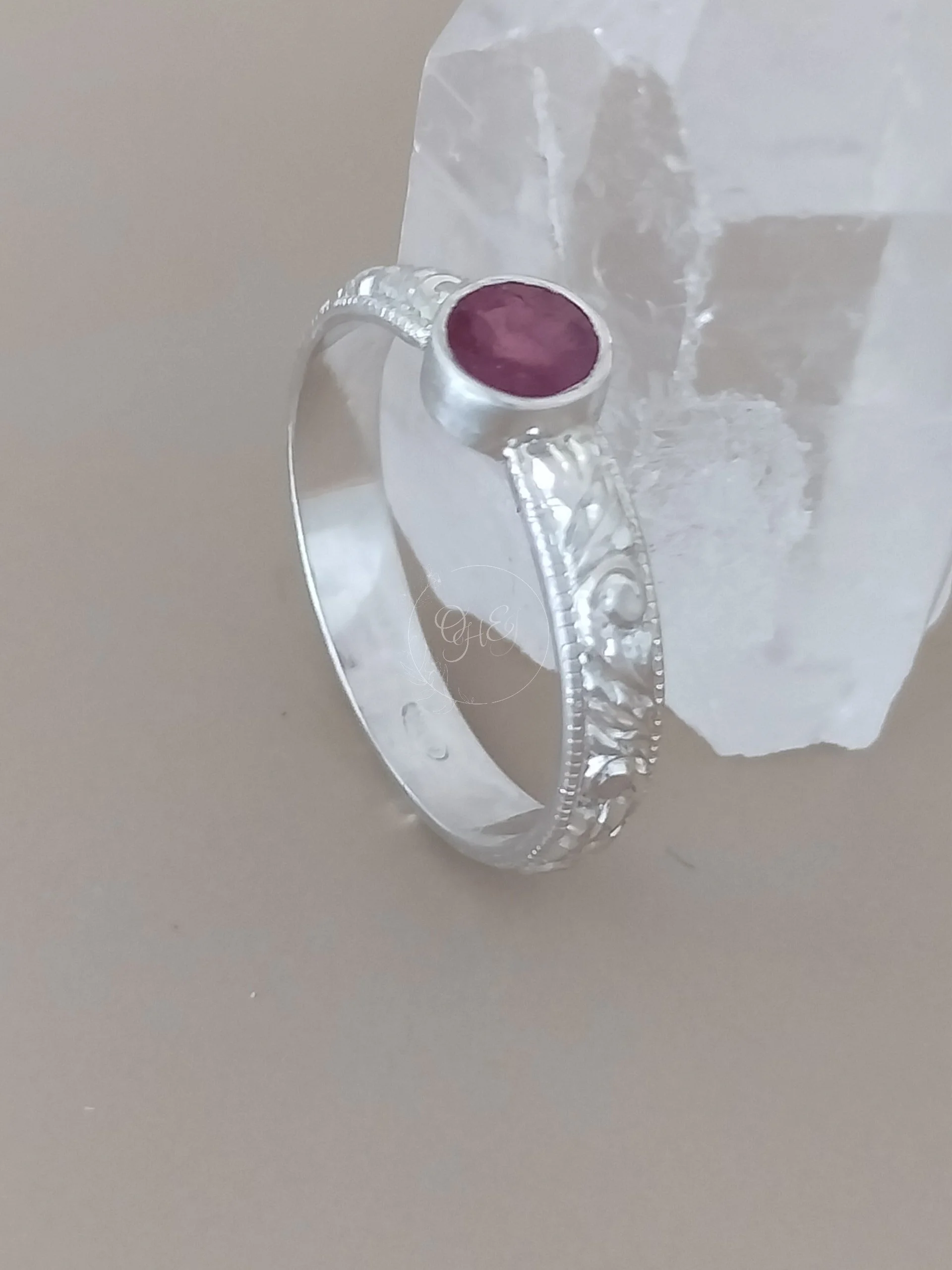 Vintage style ring with garnet *one of a kind*