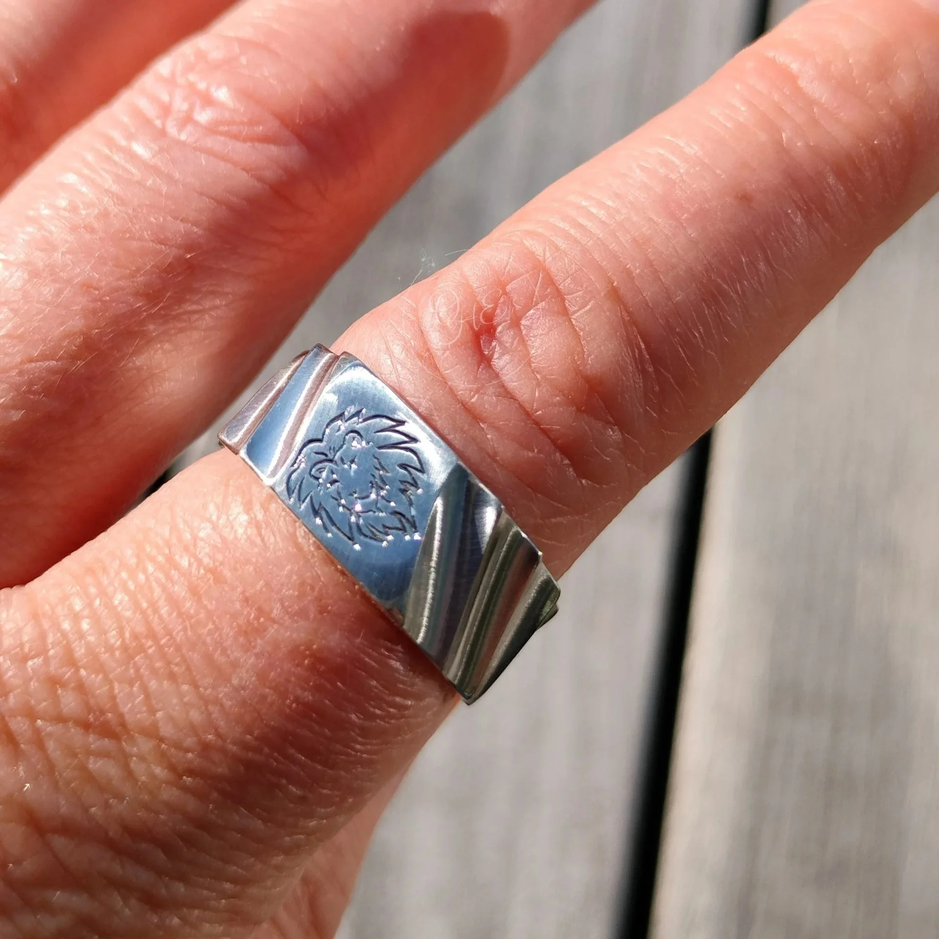 Shiny singet ring in the sun by OrfaHandEngraving