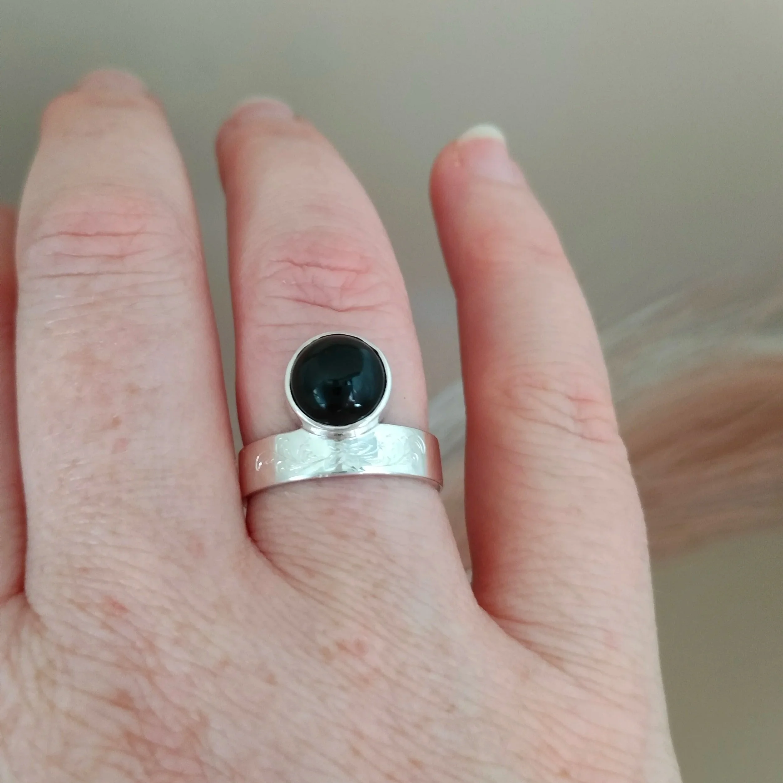 silver+handengraved+ring+onyx+1+.jpg