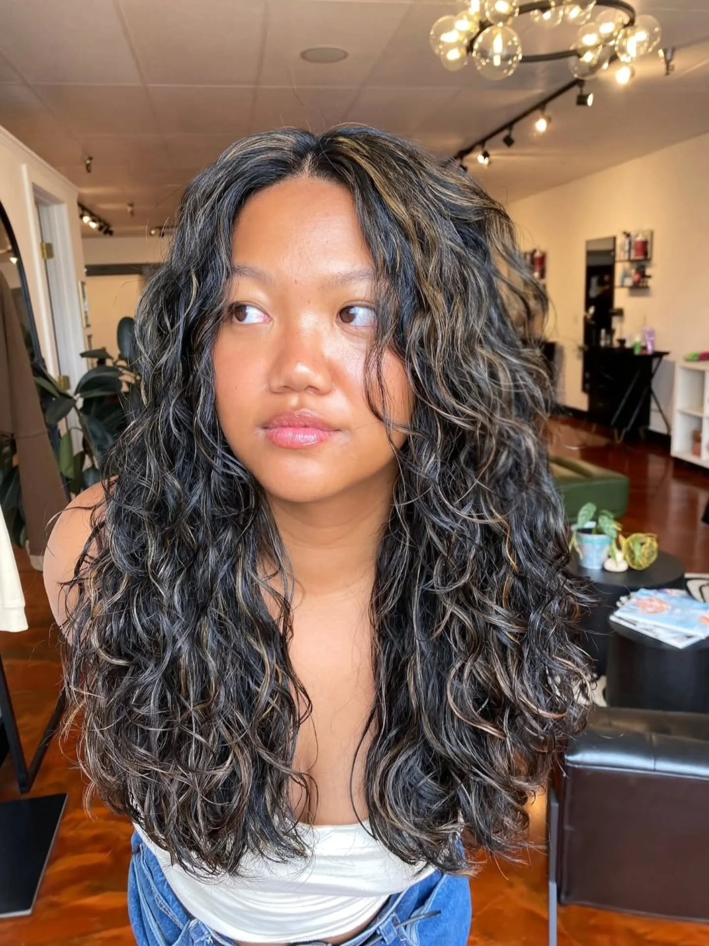 Custom dimensional highlights by @kayleedoesyourhair 

#dimensionalcolor #curlyhighlights #lakewoodtownecenter #lakewoodsalon #tacomacurly #tacomacurlystylist #thehivehairstudio