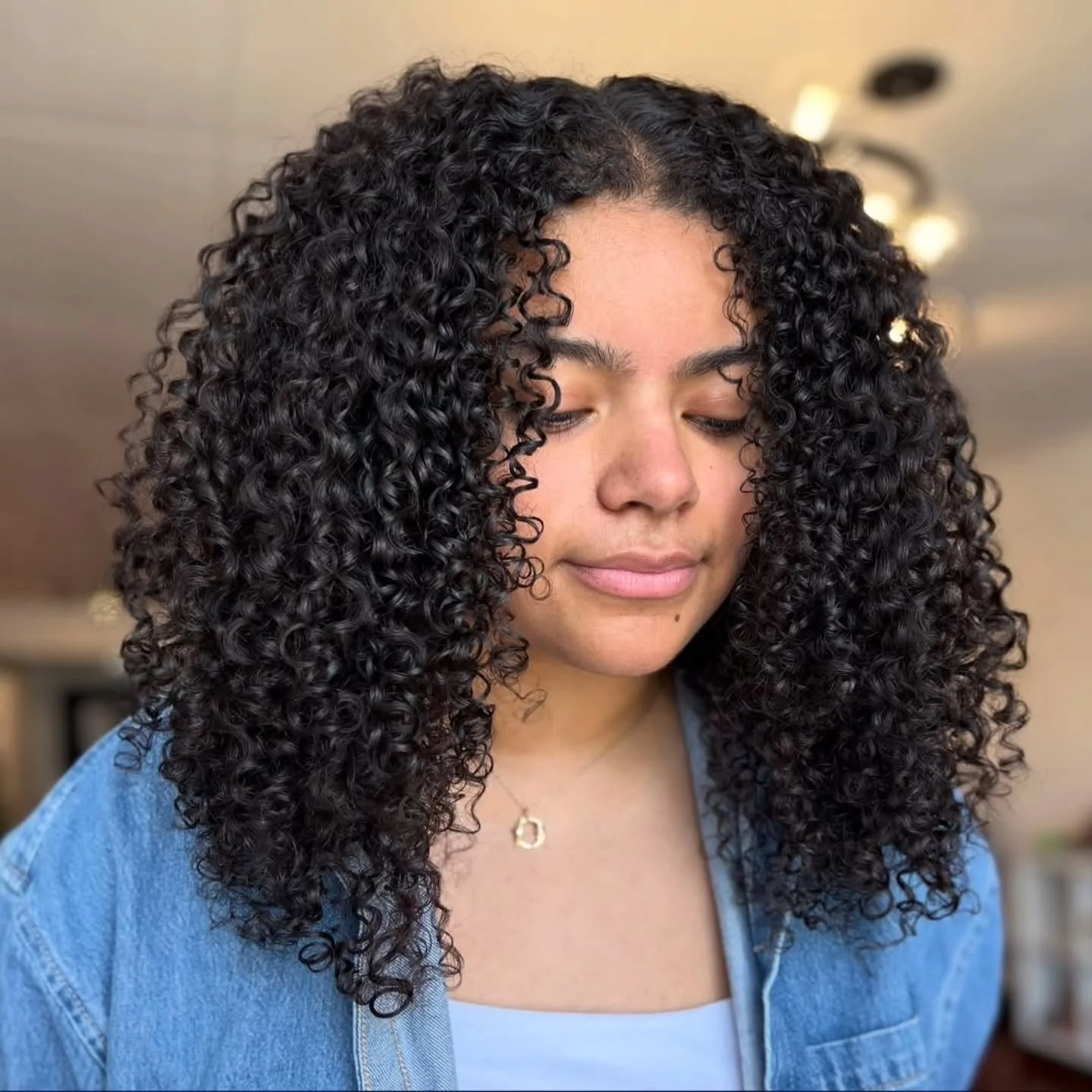 Defined, hydrated, and full of shape ✨

Customized curly cut + hydrating styling for these gorgeous curls 💧💫 by @jasmine.styleshair 

#curlycut #curlyhairstylist #lakewoodcurlspecialist #tacomacurly #tacomacurlystylist #thehivehairstudio #healthycu